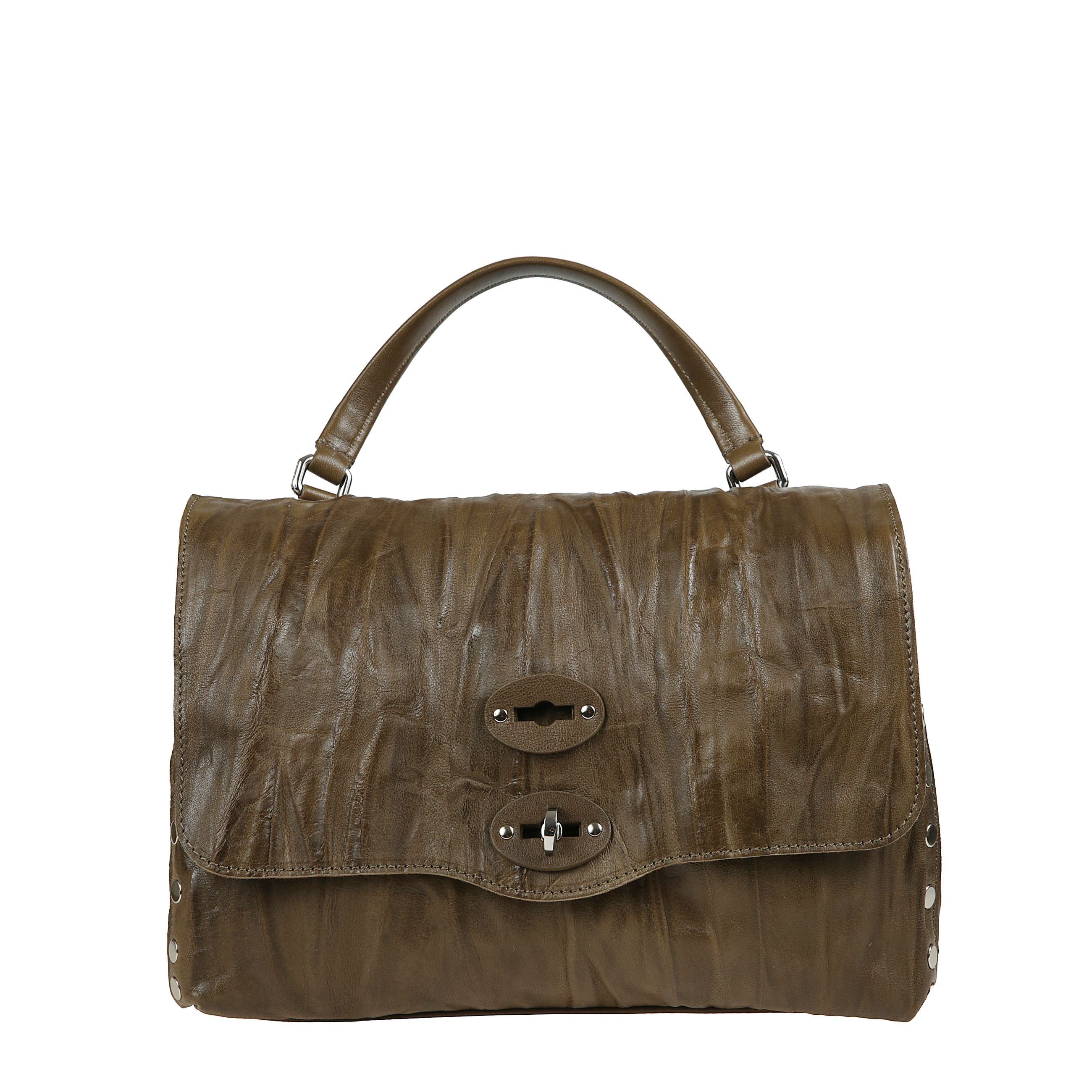 Borsa in plissettatura piatta con manico morbido e tracolla regolabile. dettagli in borchie tonde argento e chiusura con lucchetto silver a doppia ampiezza. interno con doppio scomparto, tasca con zip e tasca aperta. versatile, puÃ² essere portata a bracc