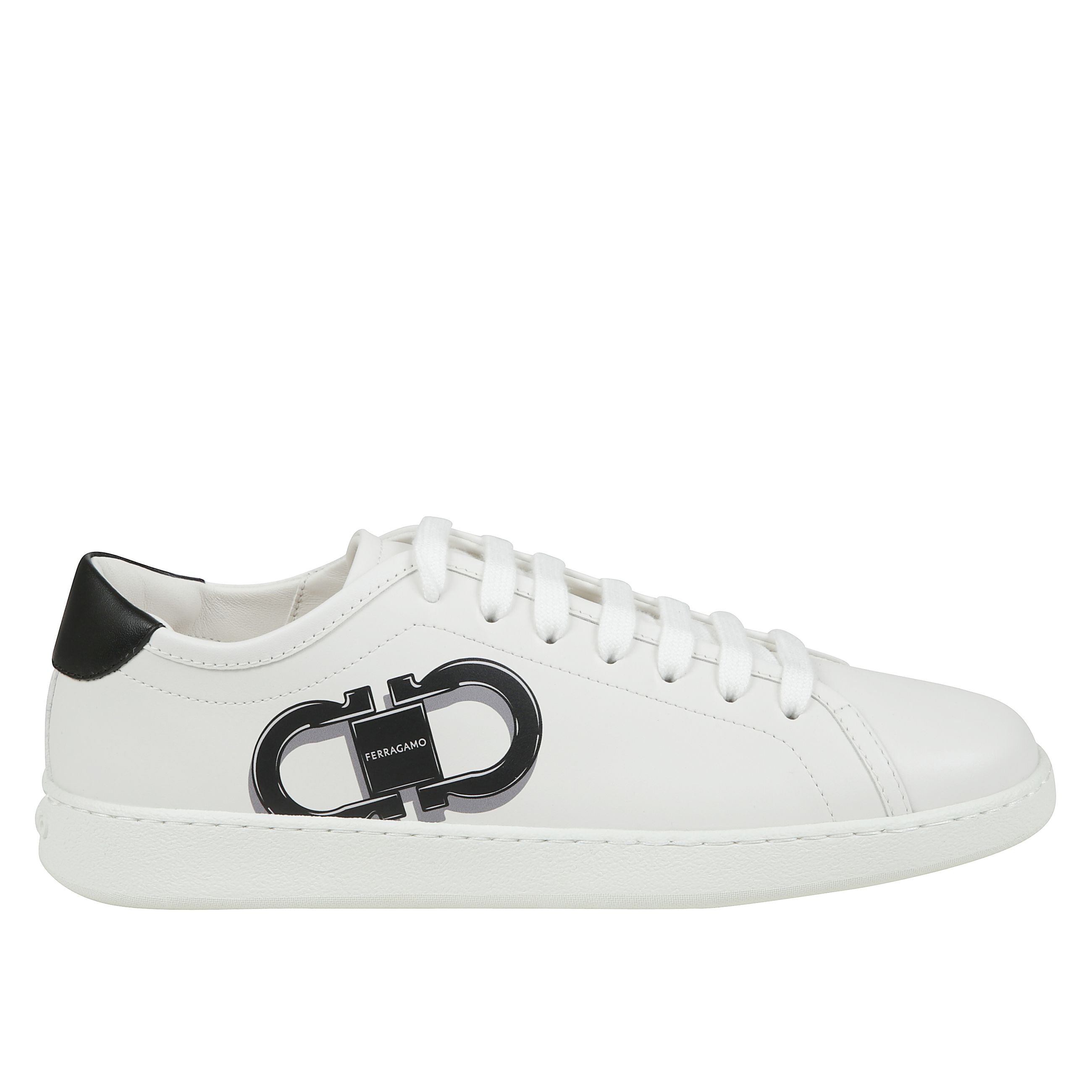 Sneakers in pelle decorata da una stampa con doppio gancini e topponcino a contrasto.