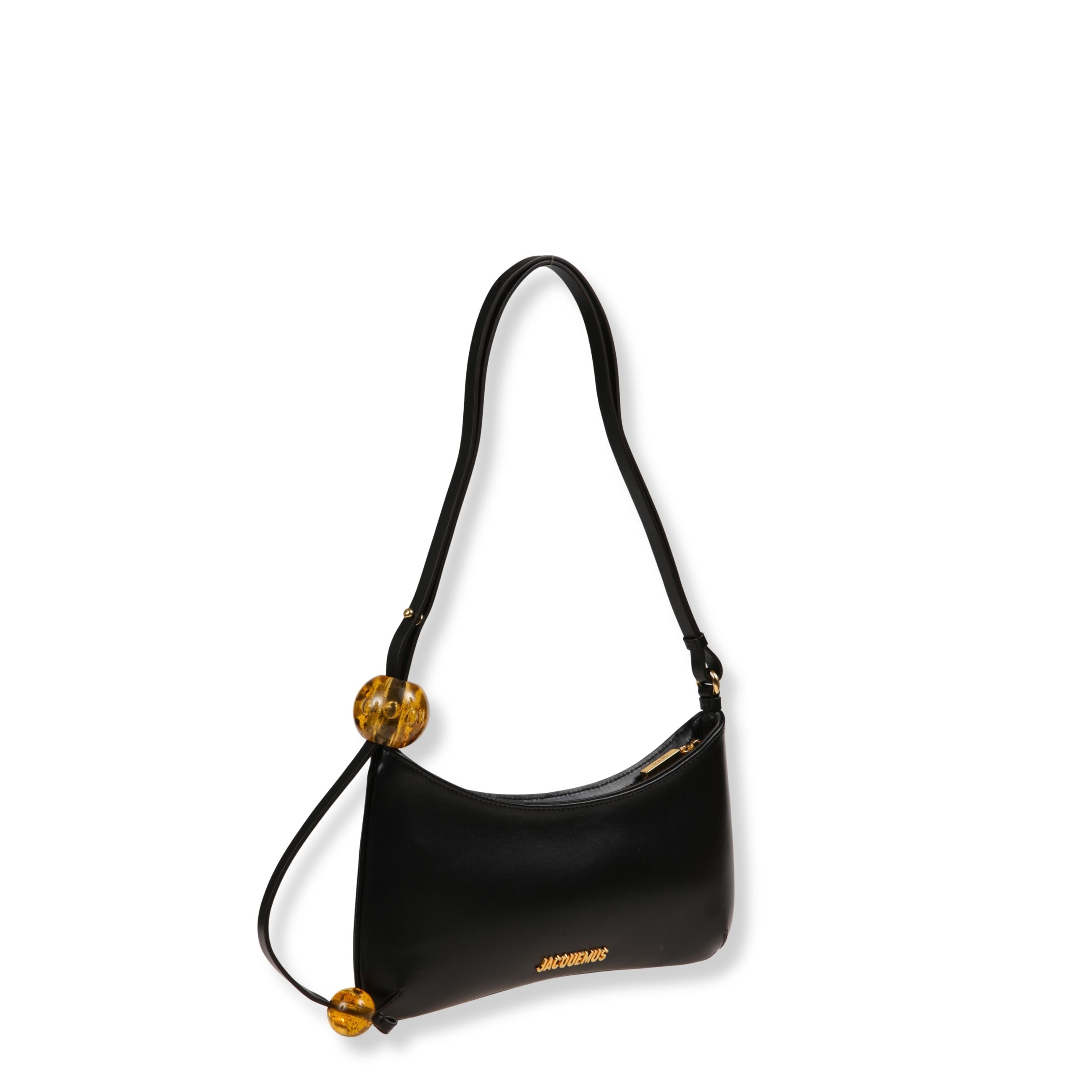 Le bisou perle jacquemus. design in pelle liscia a tinta unita, con chiusura superiore a zip nascosta. tracolla sottile regolabile con due sfere in resina ambrata decorative.