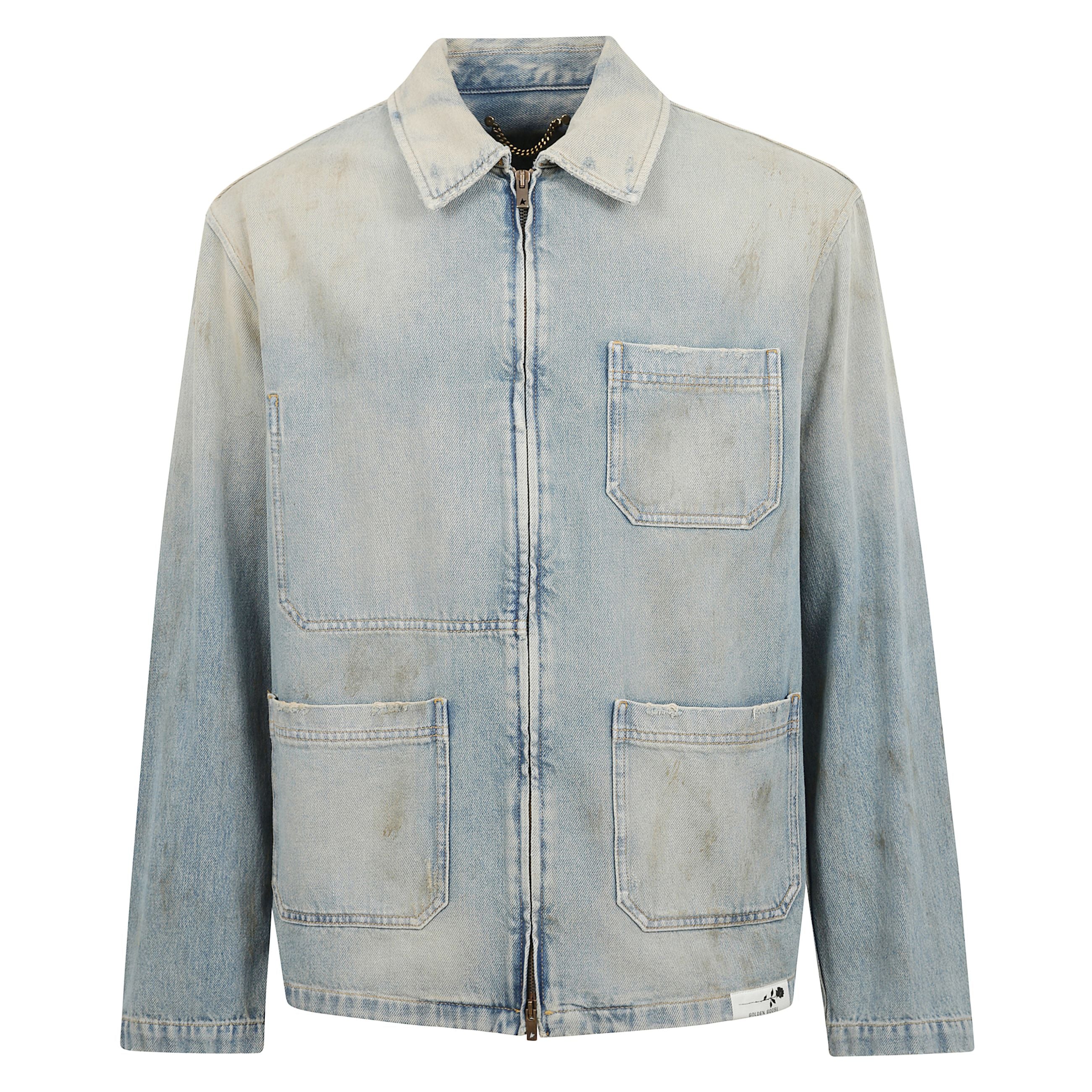 Giacca oversize in denim lavaggio sabbia. dettagli effetto distressed, tre tasche patch e chiusura con zip.