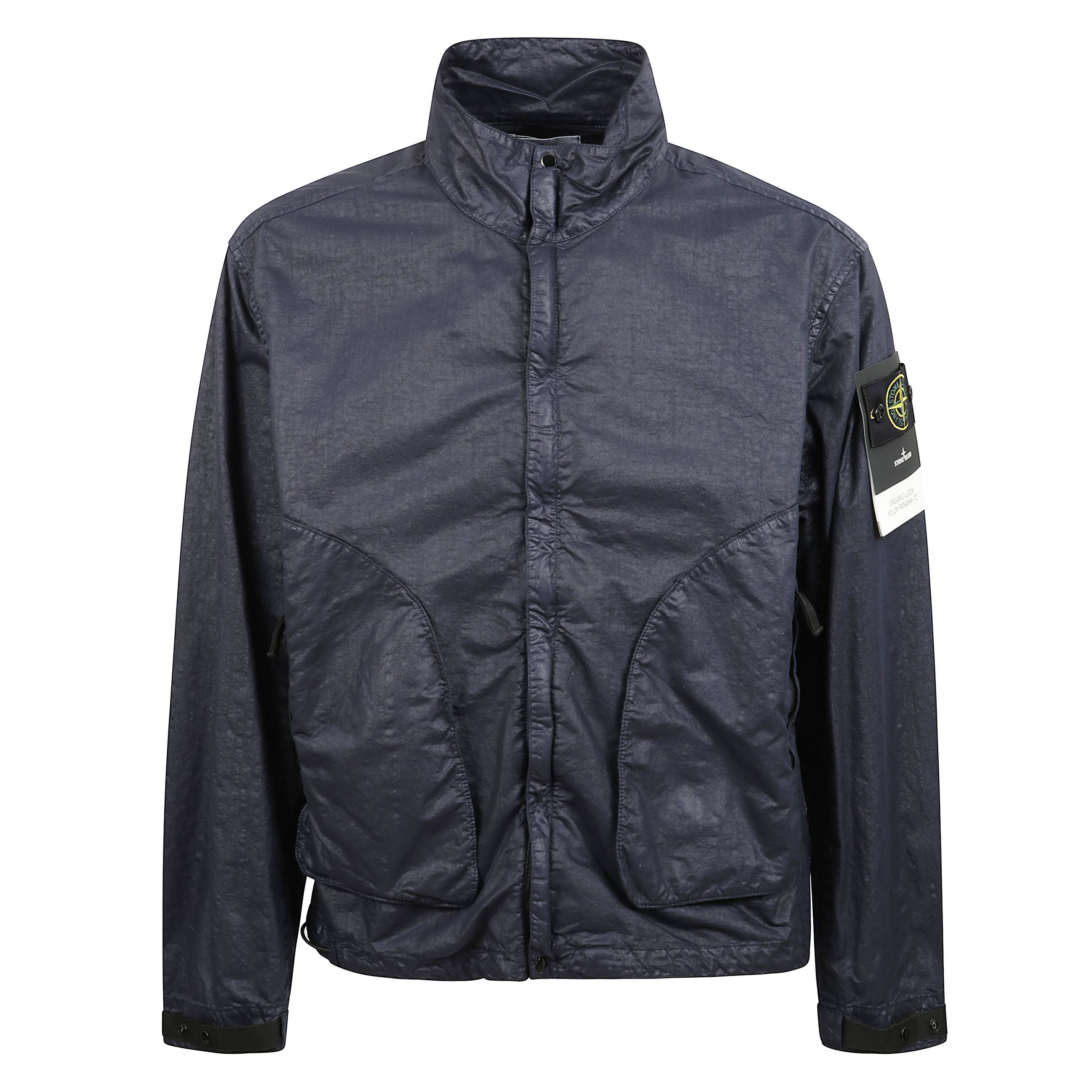 Giubbino antivento in nylon con collo alto e badge logo stone island sulla manica sinistra.