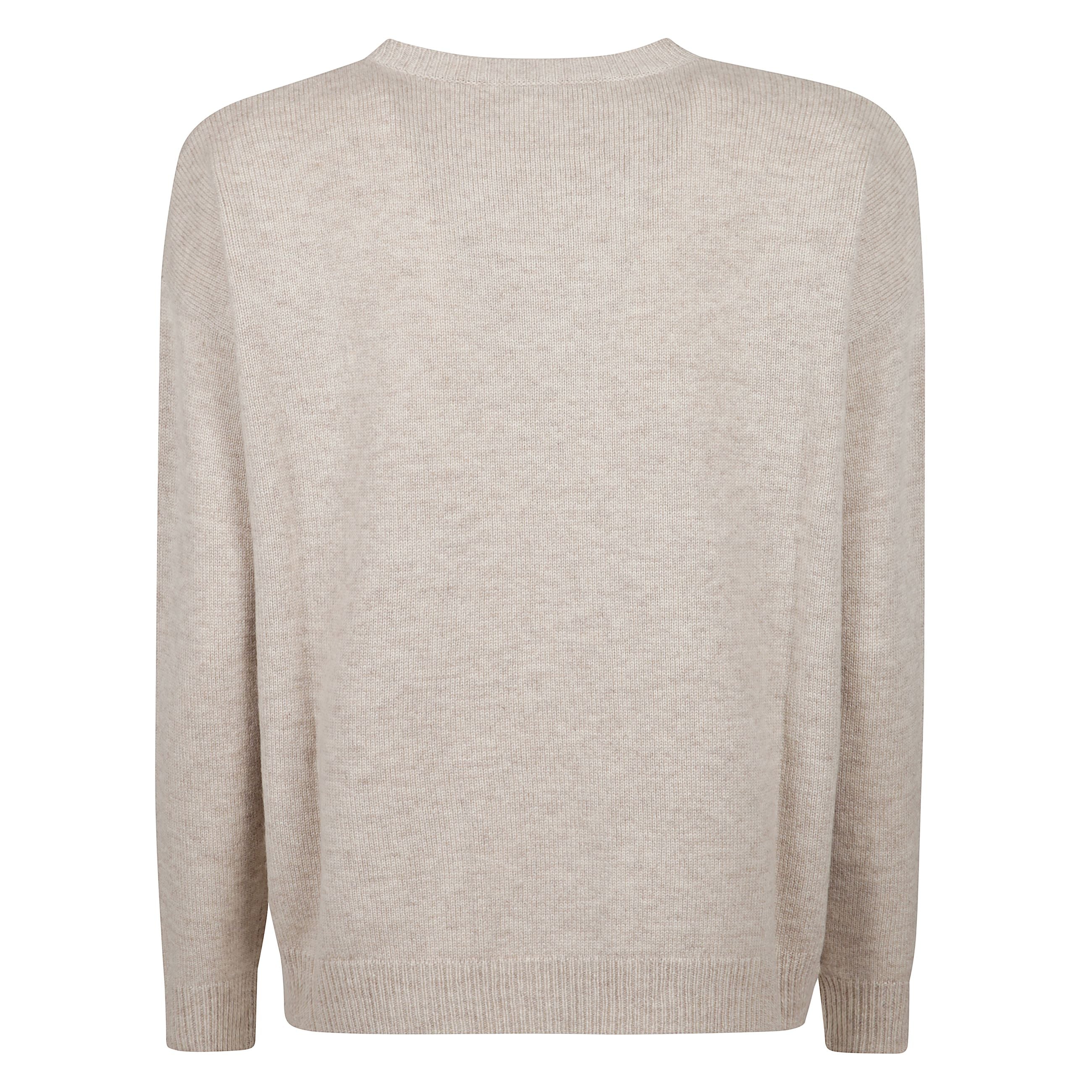 Maglia girocollo in pregiato filato rasato di lana e cachemire.
motivo m monogram ricamato sul davanti in paillette. modello dal volume leggermente oversize con maniche lunghe a giro basso e bordi a costine.