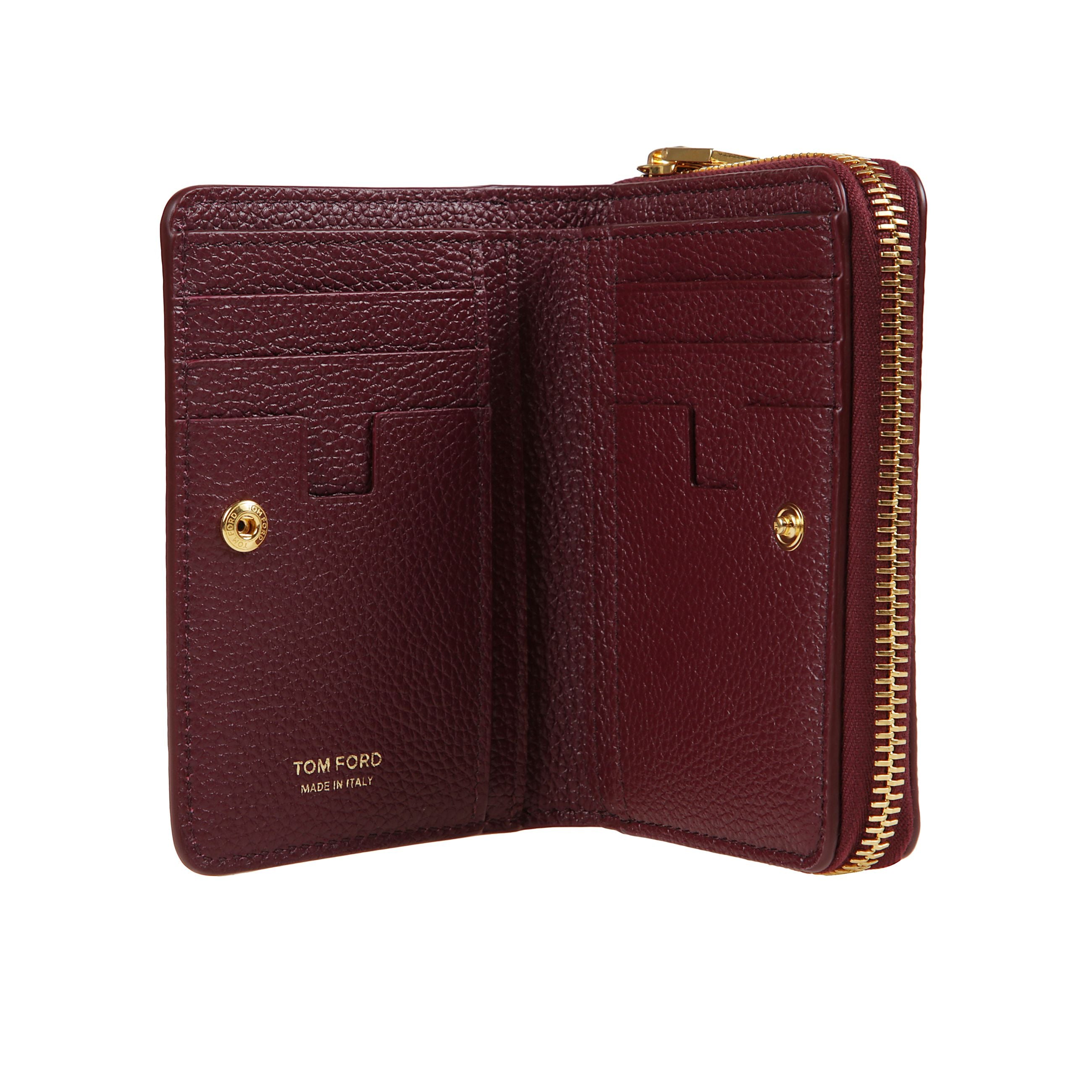 Portafoglio in pelle dal design compatto ed elegante con bordi smussati. fessure per tessere multiple e logo a contrasto con monogramma tf, distintive del brand tom ford.