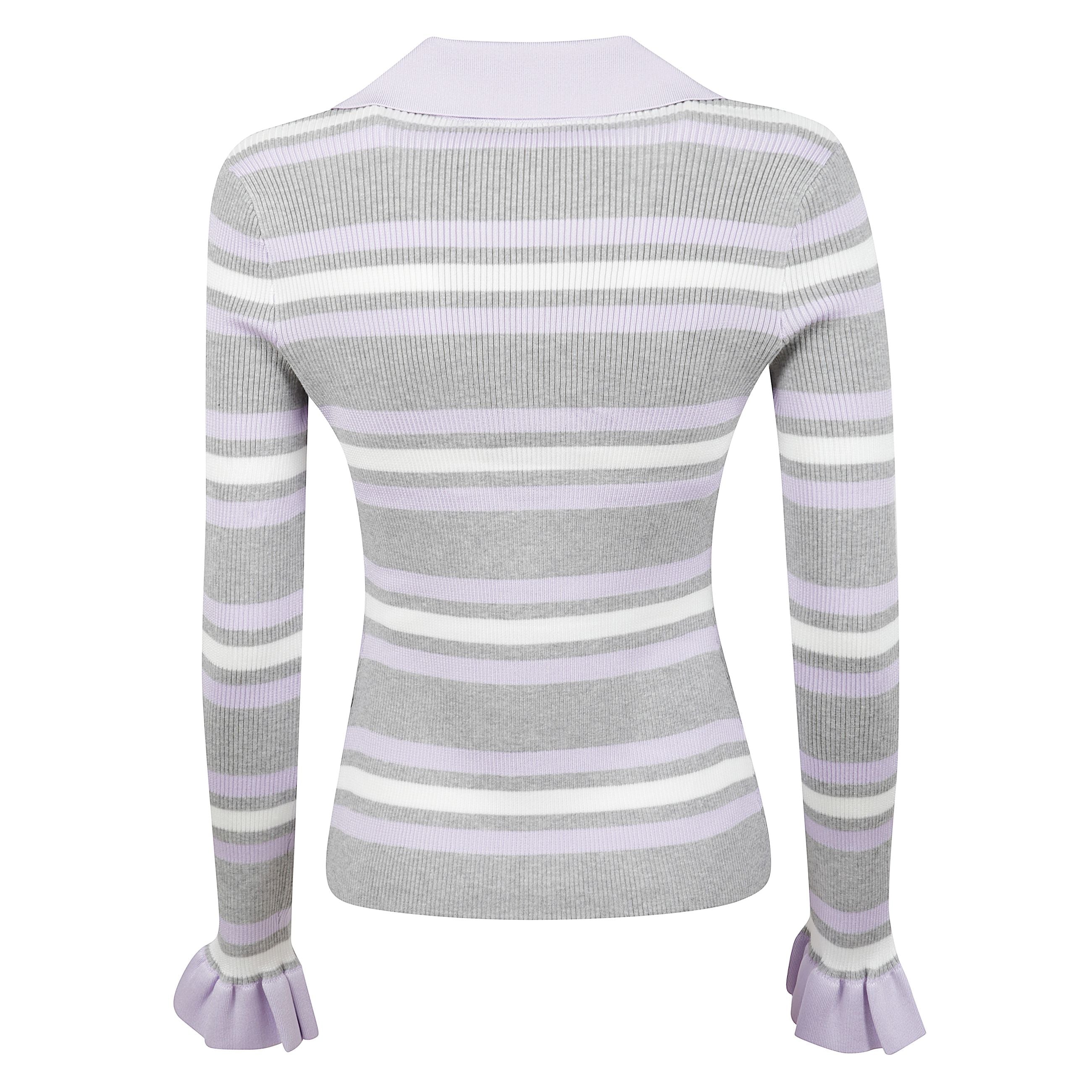 Cardigan con colletto a punta e maniche lunghe con decorazioni terminali svasate. colletto a v e chiusura con tre bottoni frontali. decorazione con motivo a righe orrizzontali in colorazione lilla, grigio e bianco.