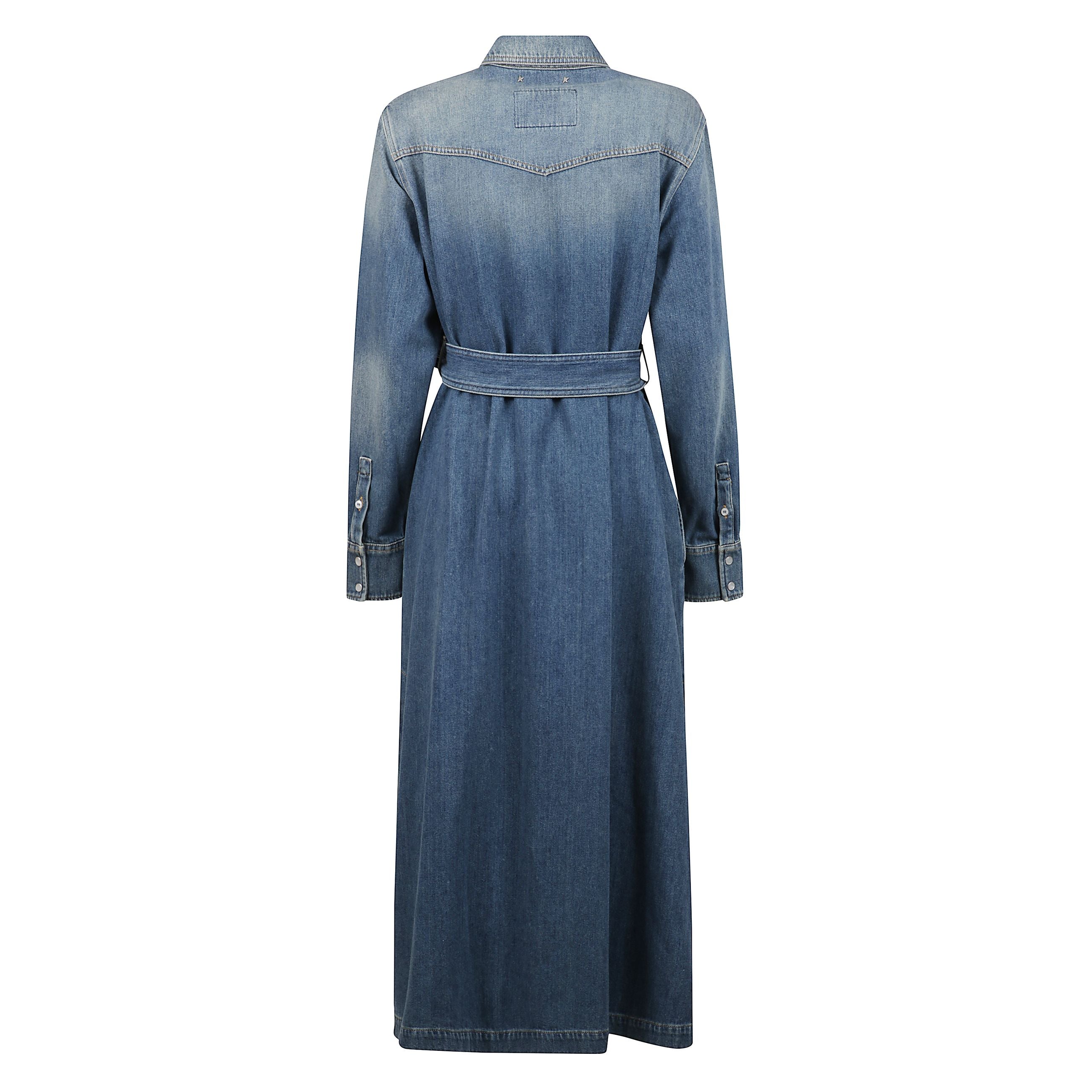 Abito chemisier in denim blu dal lavaggio medio con cintura in vita ton sur ton. presenta maniche lunghe, spacchi laterali e chiusura frontale con bottoni. doppia stellina dorata sul retro e leggero effetto distressed. realizzato in puro cotone.