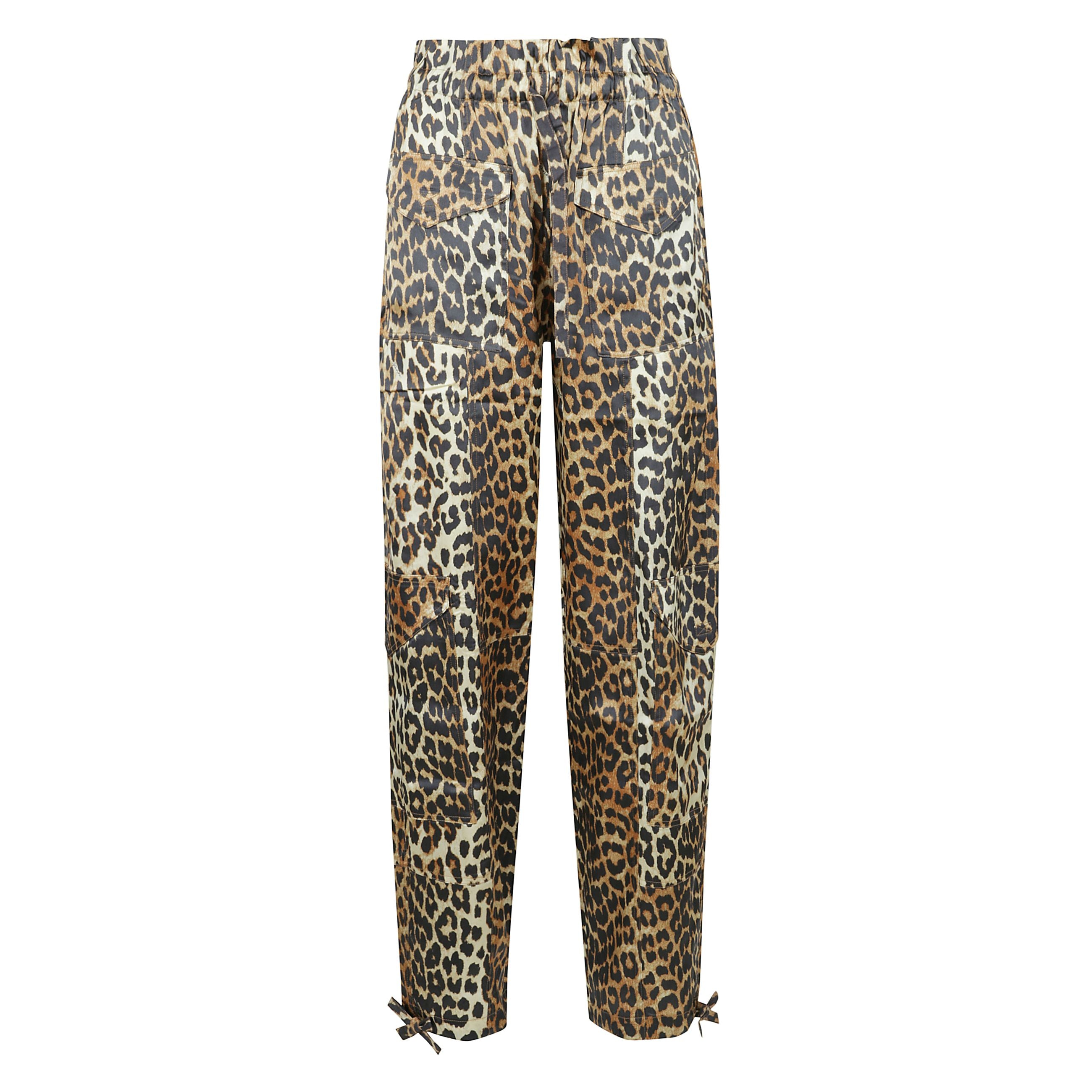 Questi pantaloni in raso con stampa leopardata presentano una chiusura a coulisse in vita e alle caviglie, con tasche sui lati, davanti e dietro.