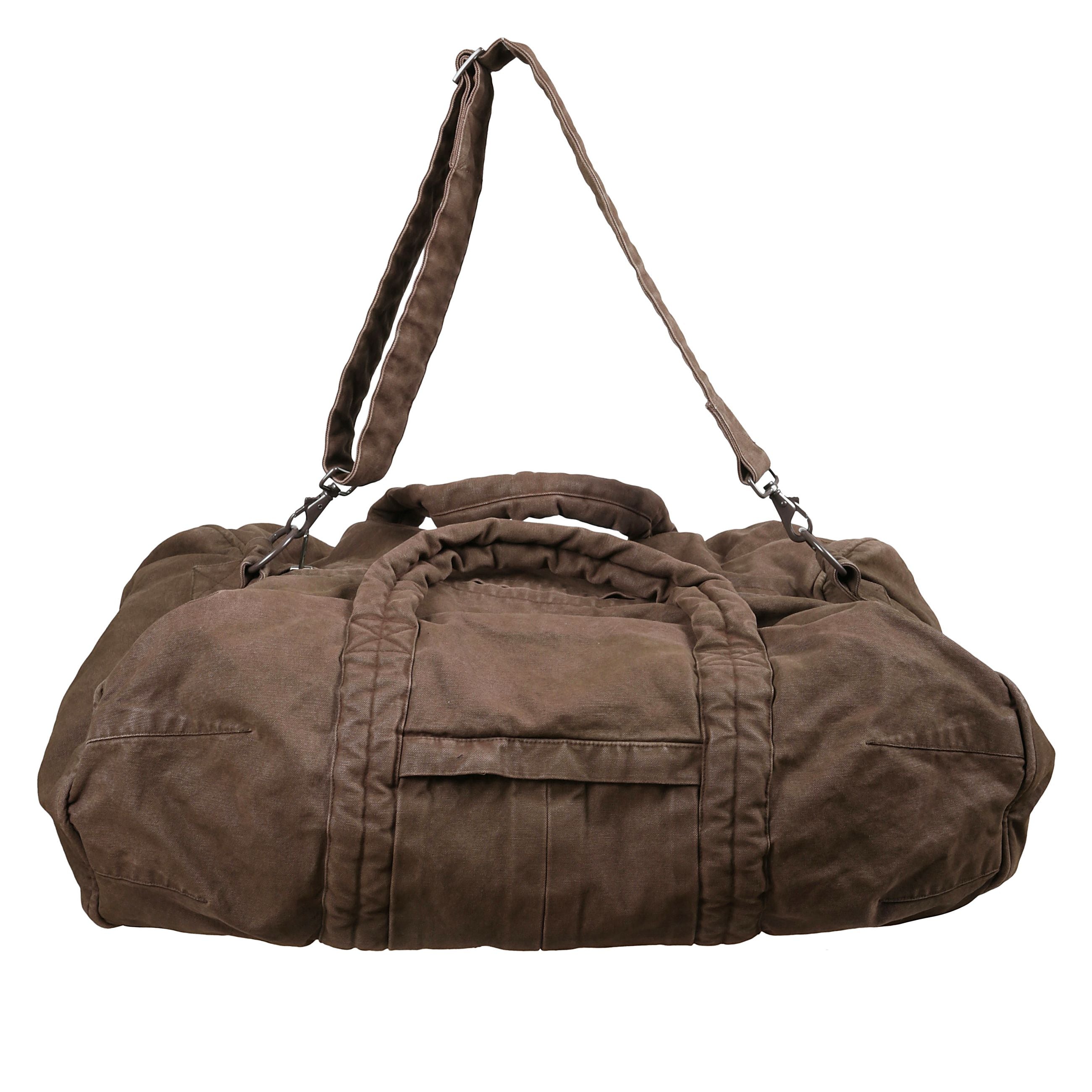 Borsa da viaggio duffle con manici e tracolla.
dimensioni: 72 x 56 x 37 cm