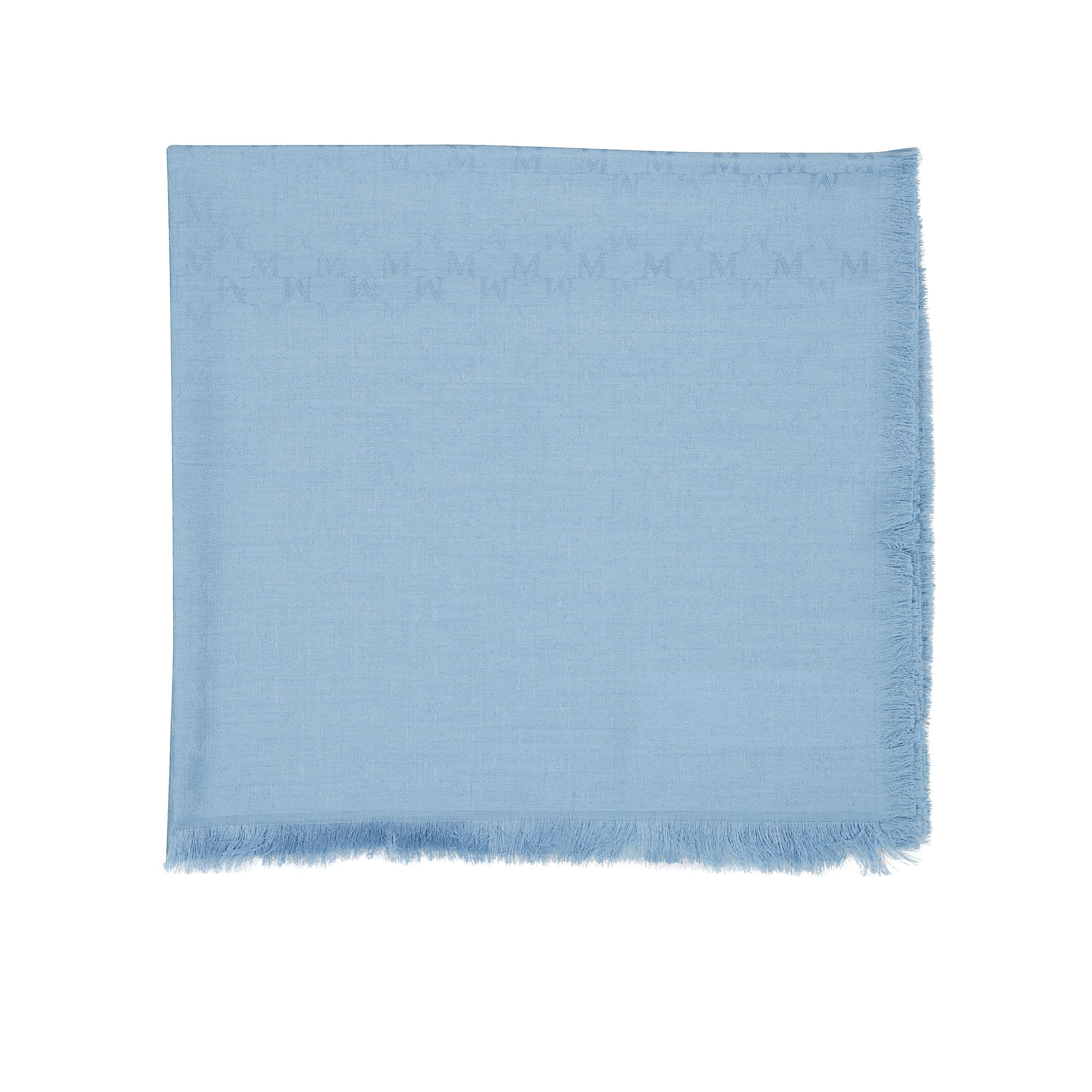 Stola in filato di lana e seta, impreziosita da una lavorazione jacquard che disegna all over il motivo m monogram tono su tono. rifinita con bordi sfrangiati