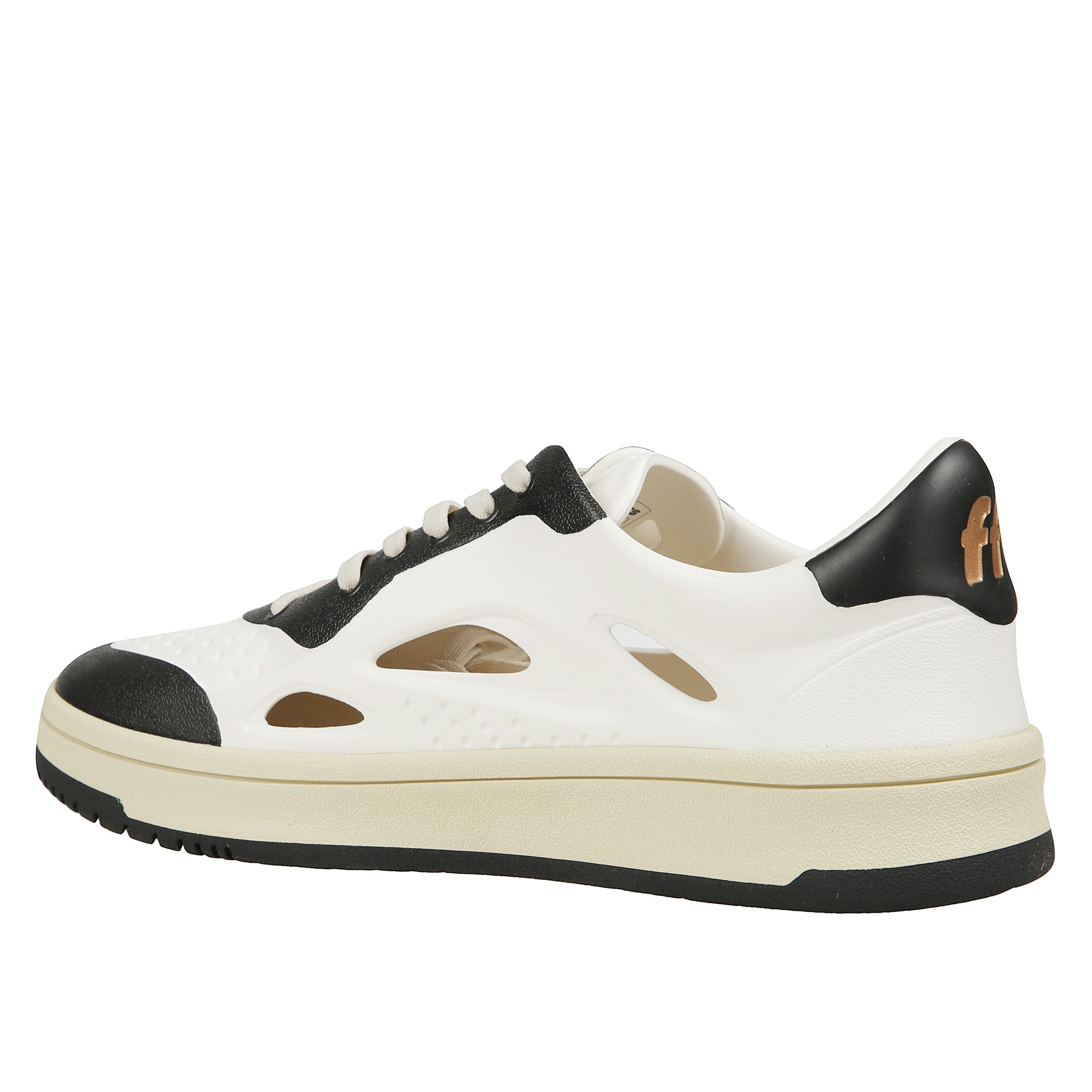 Sneaker s5foam01/ eva presentano la tomaia in pelle, la suola in gomma e il logo del brand sulla linguetta  sulla parte laterale e sul tallone.