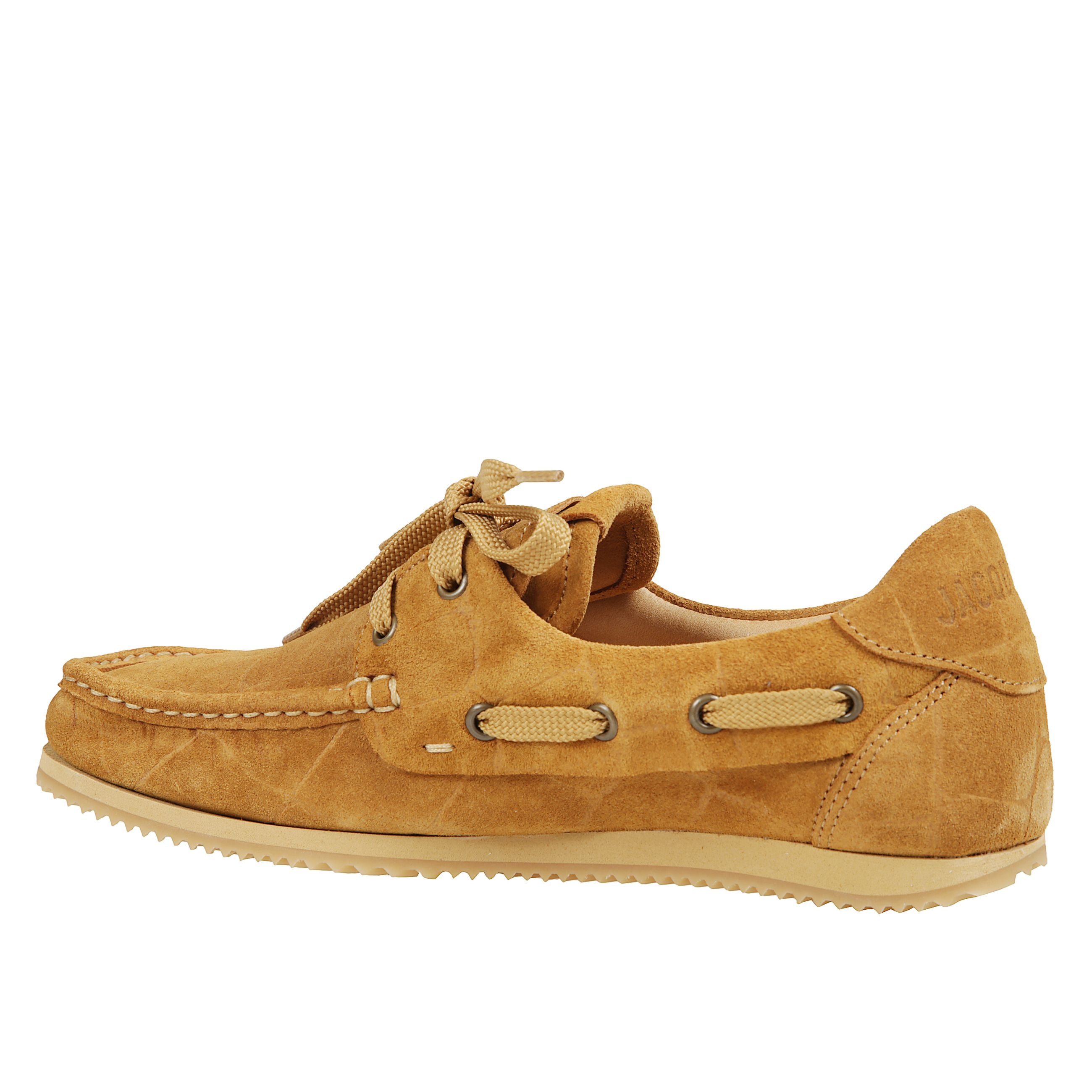 Scarpa da barca les batto in pelle scamosciata ad effetto coccodrillo con cucitura di moccasino, chiusura allacciata, doppia lingua, suola in gomma.