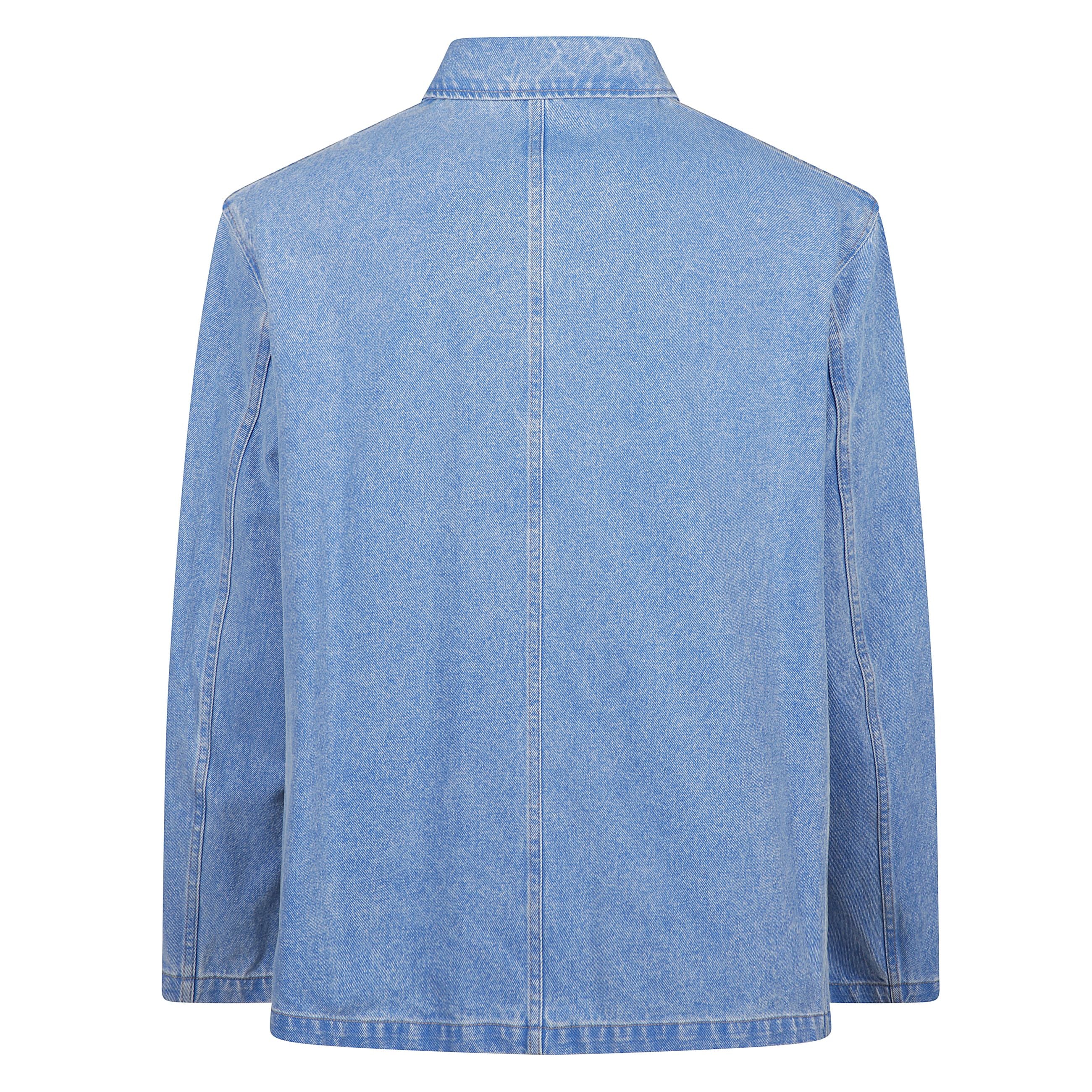 Giacca in denim blu con robusto colletto a chiusura in bottoni ha una vestibilitÃ  ampia e crea un look alla moda