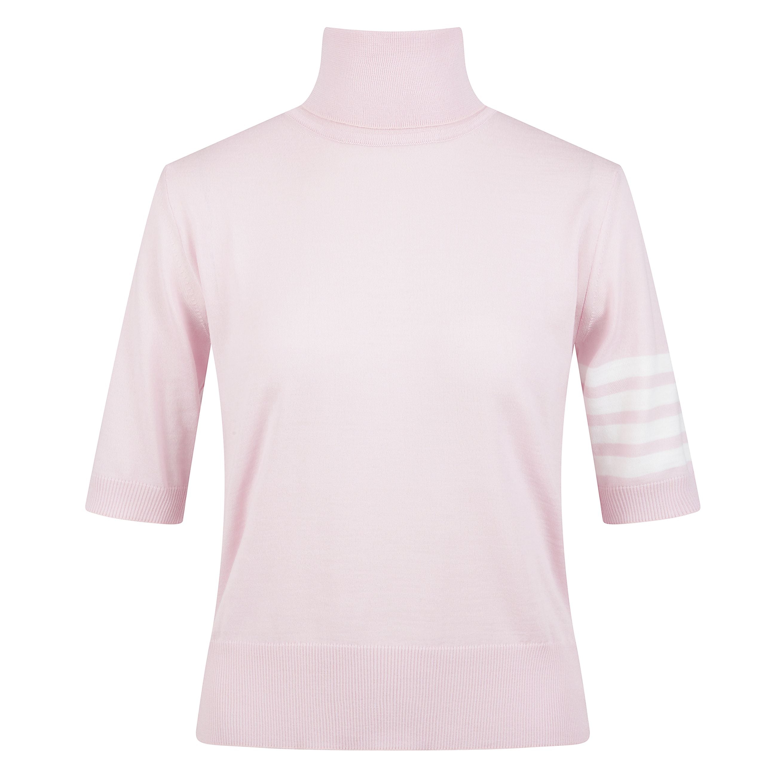 Maglia a maniche corte in misto lana vergine a coste fini. collo alto e dettaglio a quattro barre sulla manica. passante in grosgrain a righe thom browne sul retro e sul fianco. chiusura con bottone sul fianco e orlo dritto.