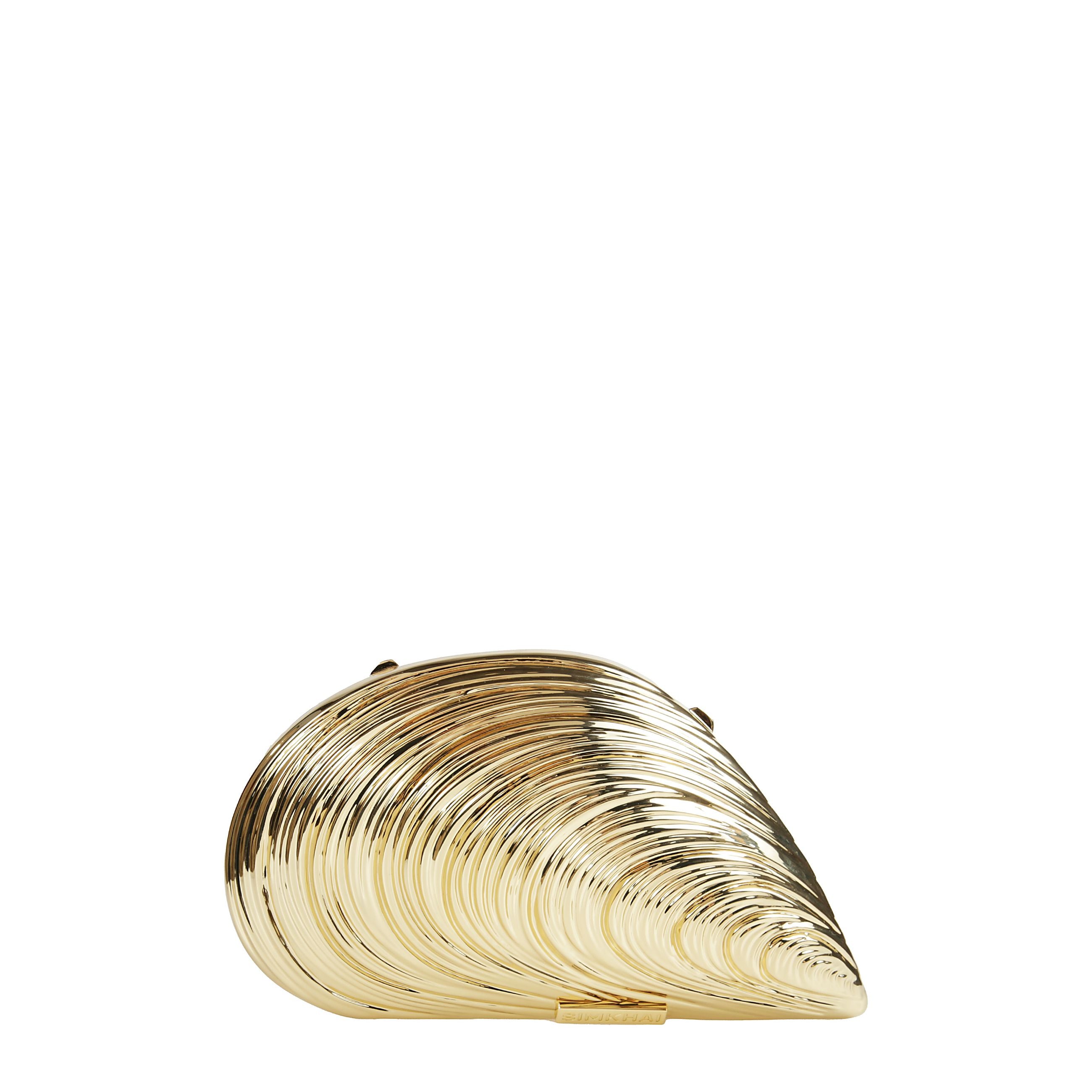 Clutch bridget metal oyster in  oro. ispirata alla bellezza naturale del mare, questa clutch rigida in metallo fuso presenta uno splendido design a conchiglia. interno foderato e tracolla a catena rimovibile.