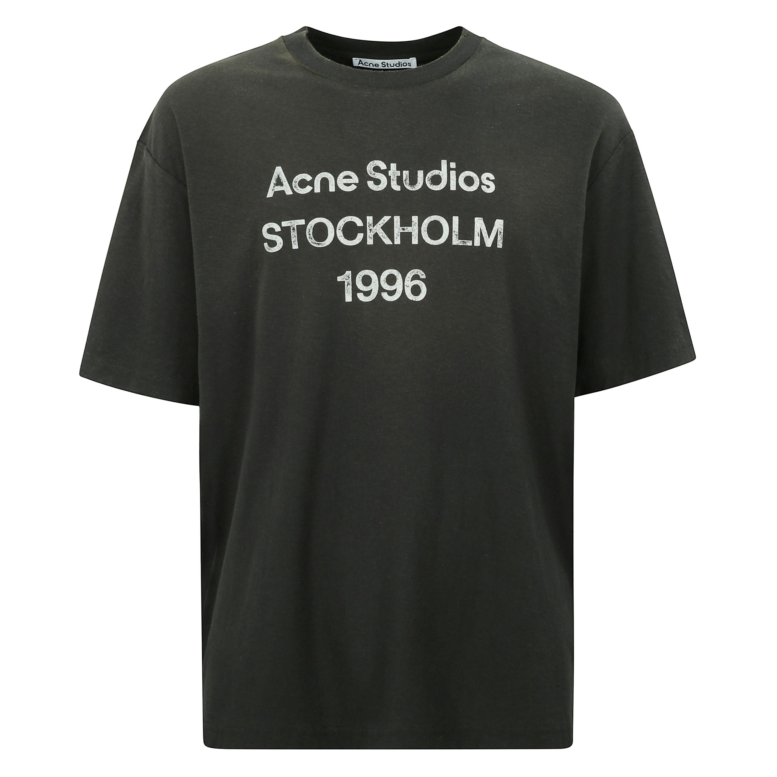 T-shirt a maniche corte con un forte richiamo urban-street. realizzata in morbido cotone, presenta un design essenziale con girocollo e spalle cadute. il logo stampato a contrasto sul petto aggiunge un tocco grafico di carattere, mentre lâorlo dritto co