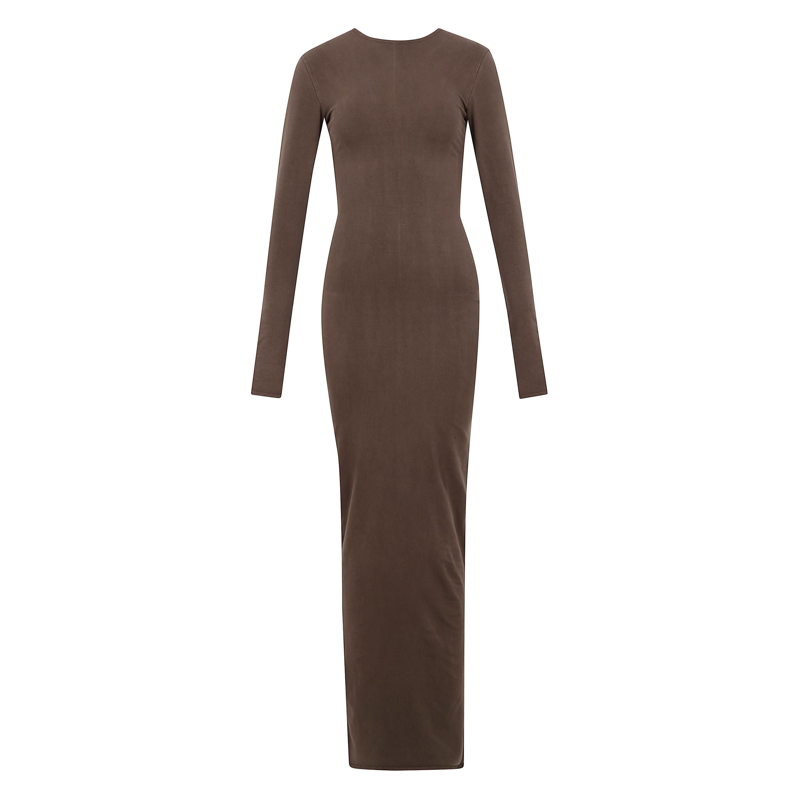 Questo maxi abito in misto cotone presenta maniche lunghe e un'elegante spaccatura centrale sul retro. indossalo con tacchi o ballerine abbinati.