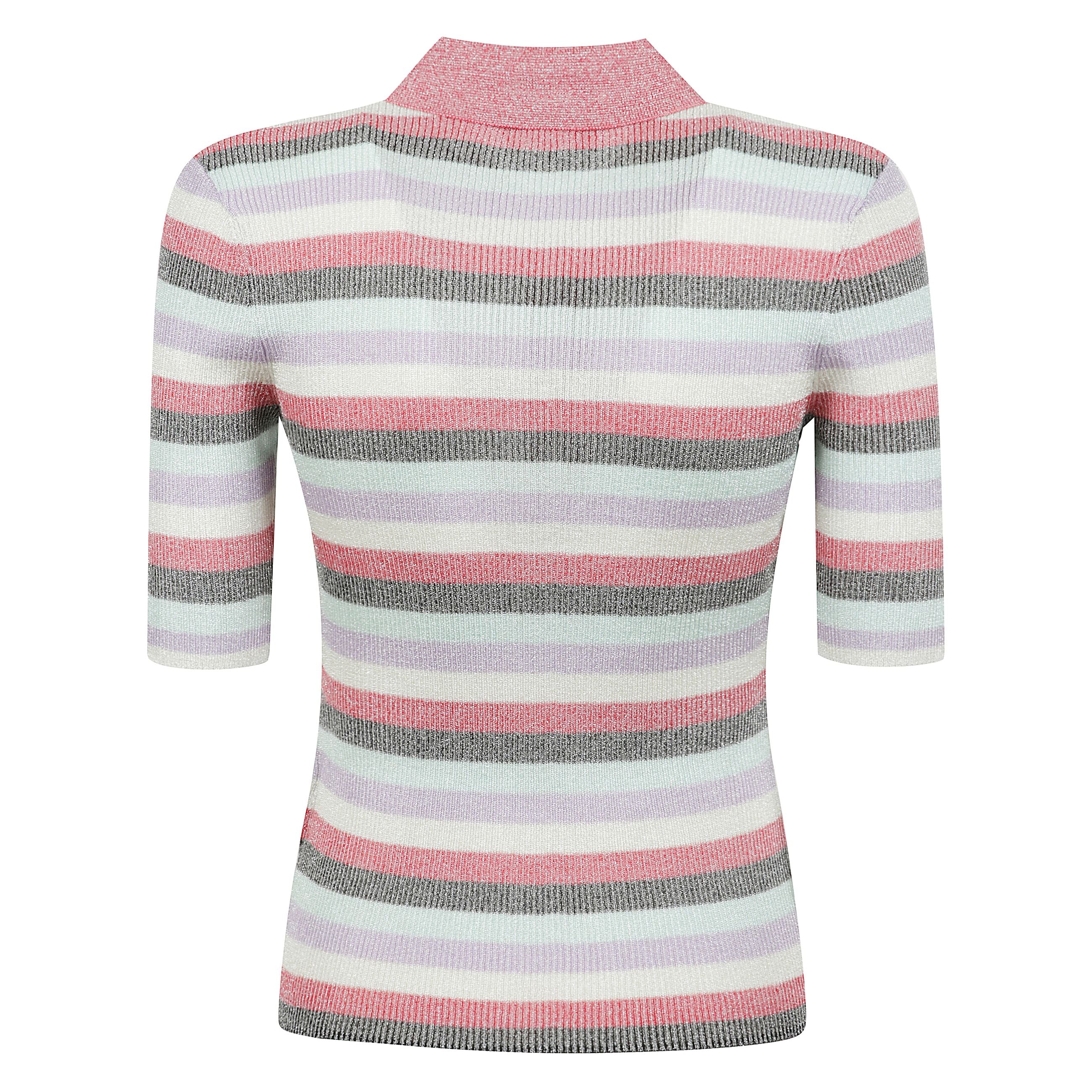 Polo a righe rosa con costine scintillanti presenta colletto, chiusura con bottoni sul davanti, maniche corte e una toppa con logo ganni cucita.