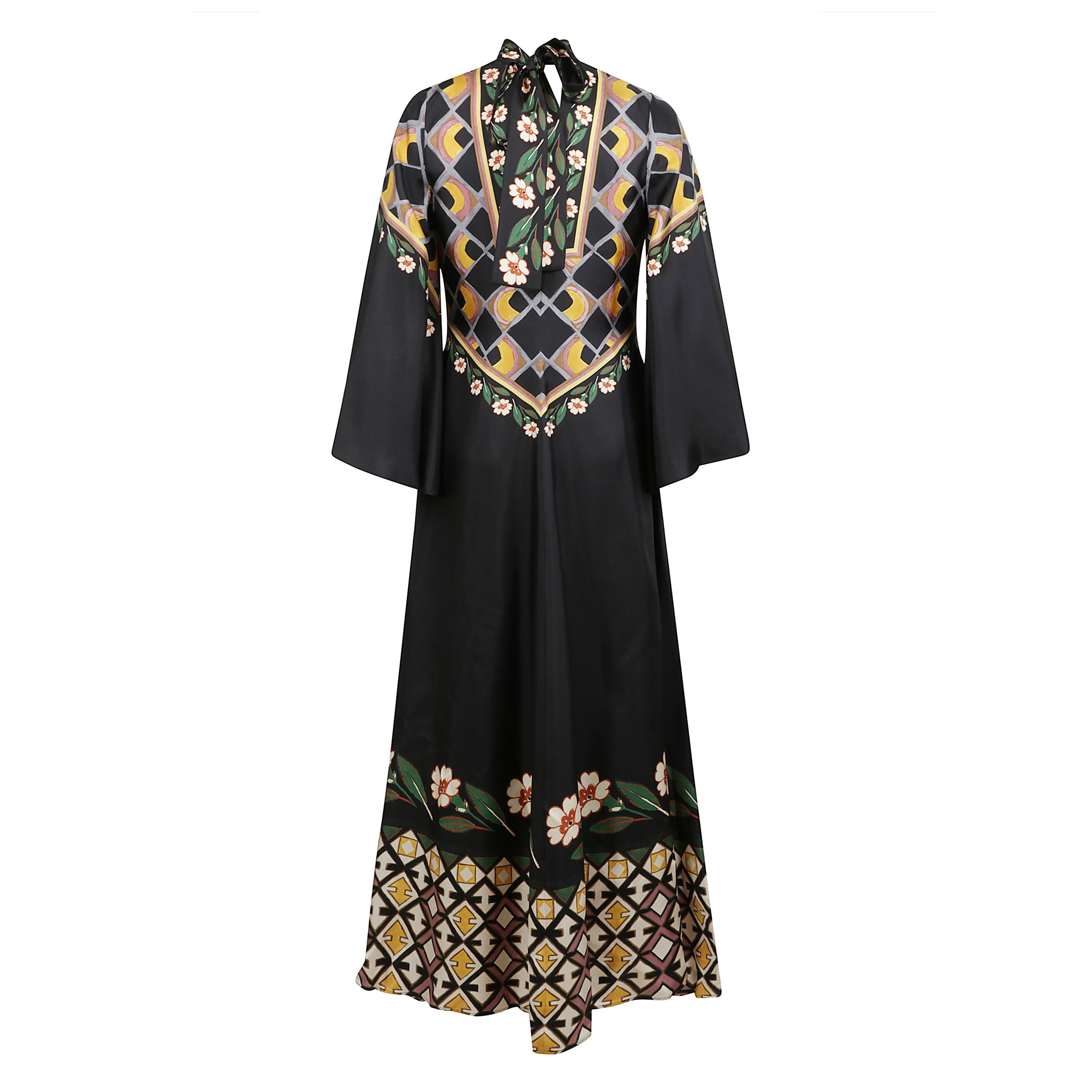 Modello in twill di seta a fantasia con scollo a v, maniche a cascata e tasche laterali nascoste, in un design lungo.