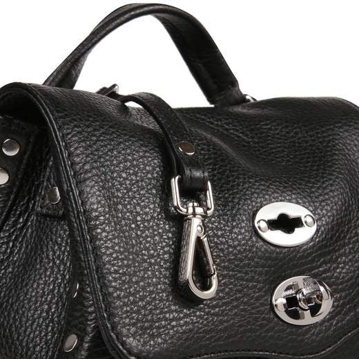 Borsa a mano con tracolla realizzata in morbida pelle di vitello e sottoposta a speciali trattamenti che la rendono particolarmente resistente allâusura, allo sporco, ai graffi e allo sfregamento, oltre che idrorepellente. grazie alla tracolla in pelle 