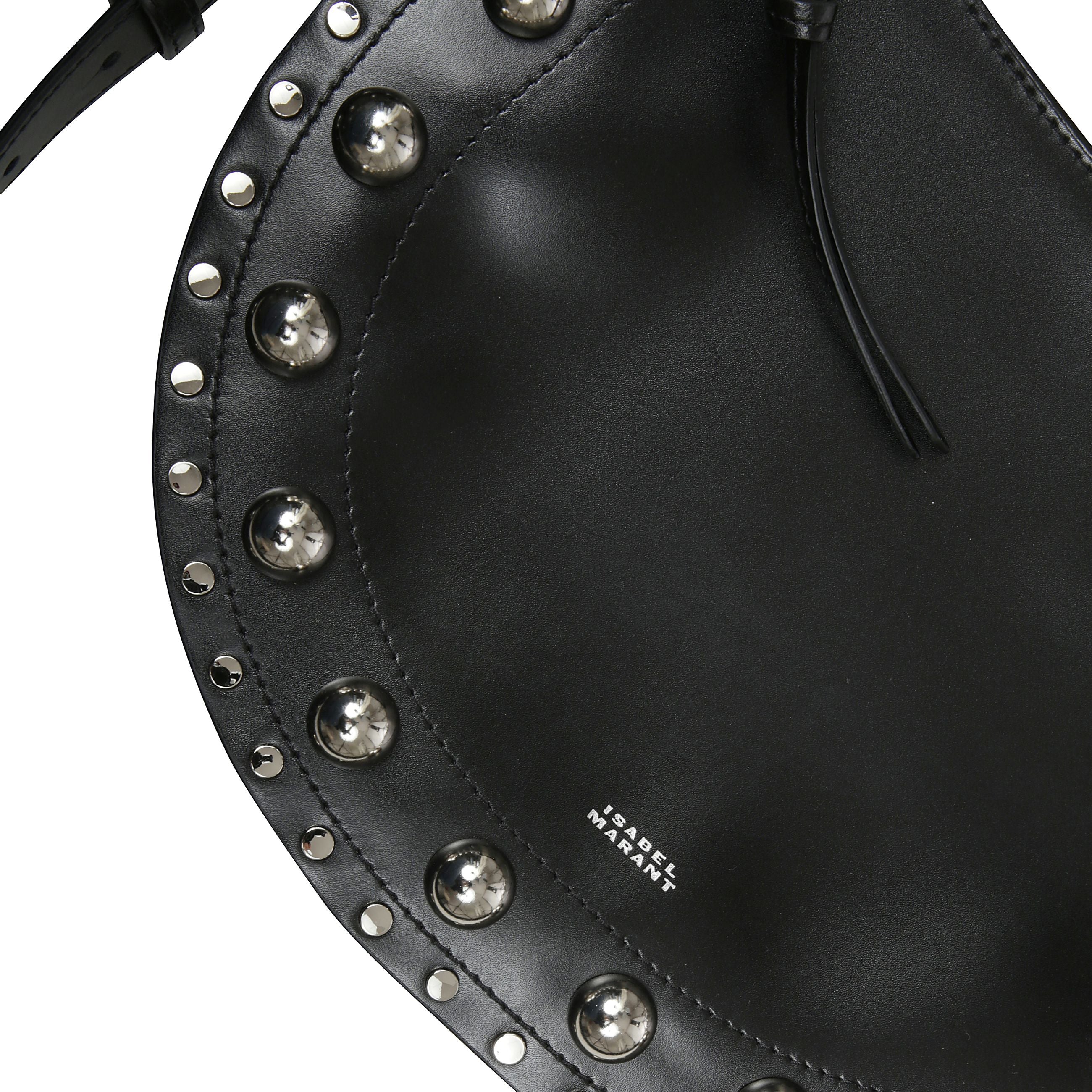 Borsa in pelle di vacchetta liscia borchiata. da portare a mano, a spalla o a tracolla cn manico rimovibile a moschettoni di 34cm.
tracolla regolabile con bottoni a perno
anelli in metallo inciso. bordo ornato da borchie metalliche e chiusura a zip con ti