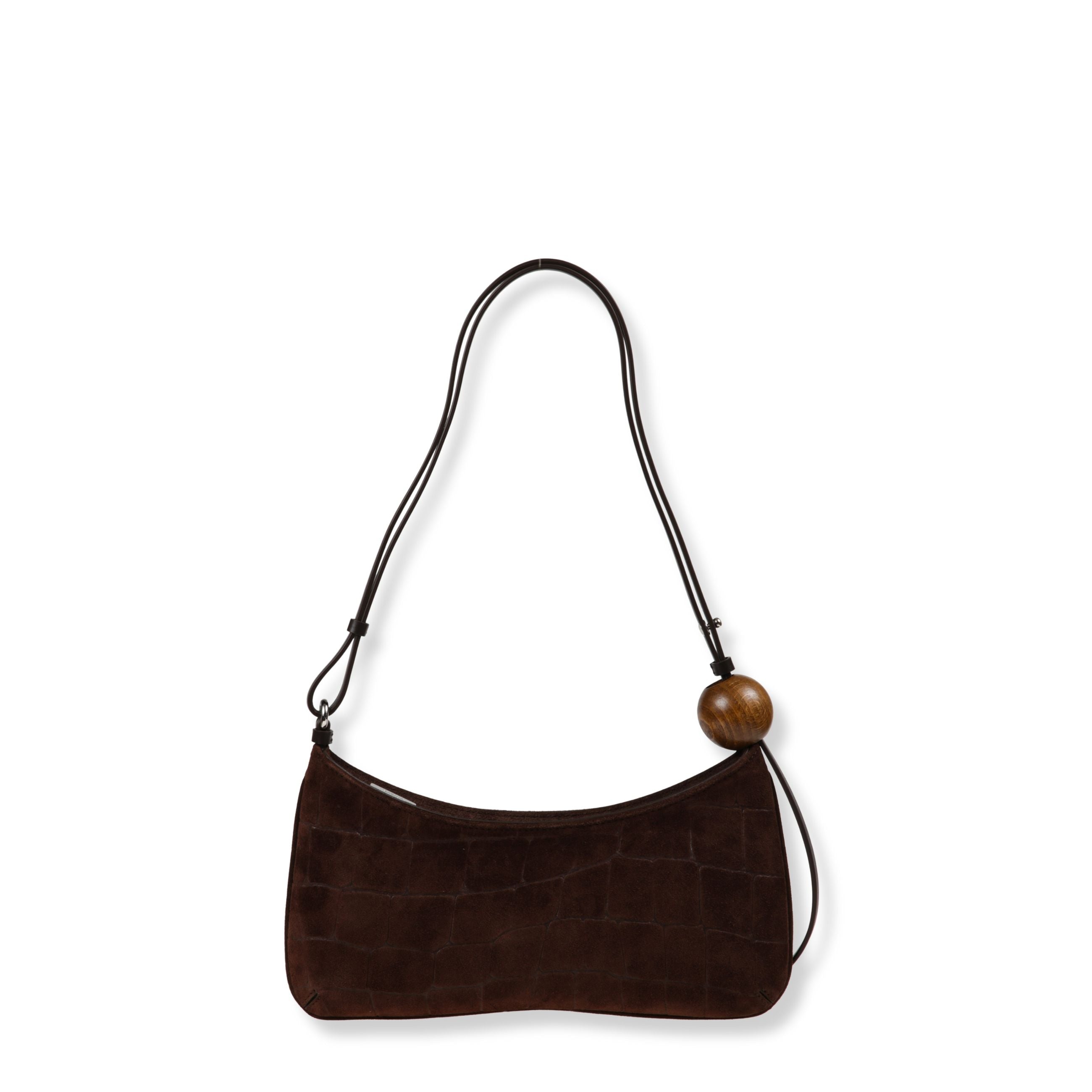 Le bisou perle jacquemus. design in camoscio effetto coccodrillo, con chiusura superiore con zip nascosta. tracolla sottile regolabile in pelle con due sfere in legno decorative.