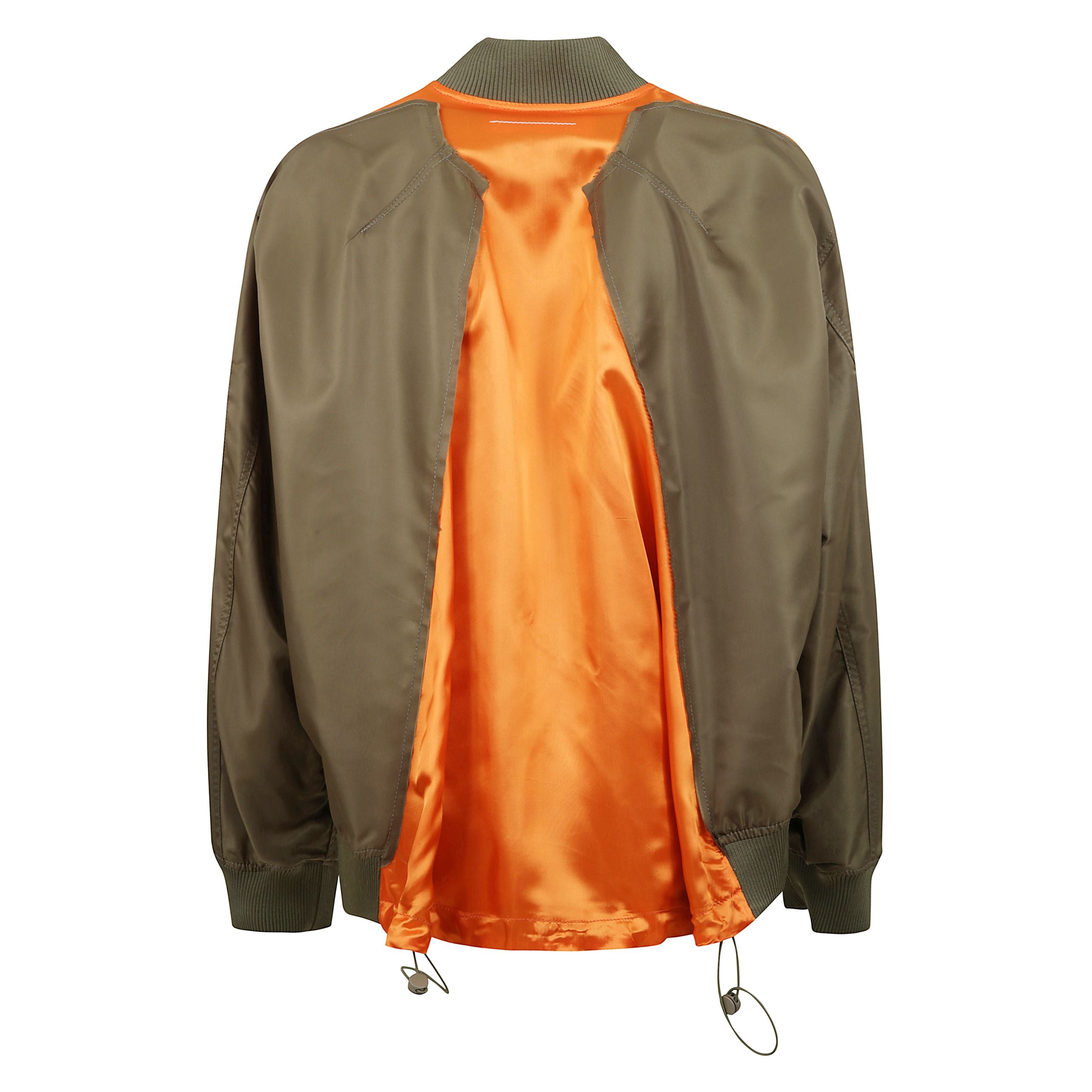Questo bomber si spinge oltre i confini dell'utilitÃ  grazie al suo design innovativo. dotato di chiusura a zip e tasche funzionali, rivisita i classici elementi del bomber con un tocco contemporaneo. le finiture a coste e la scritta numerica mm6 sul dava