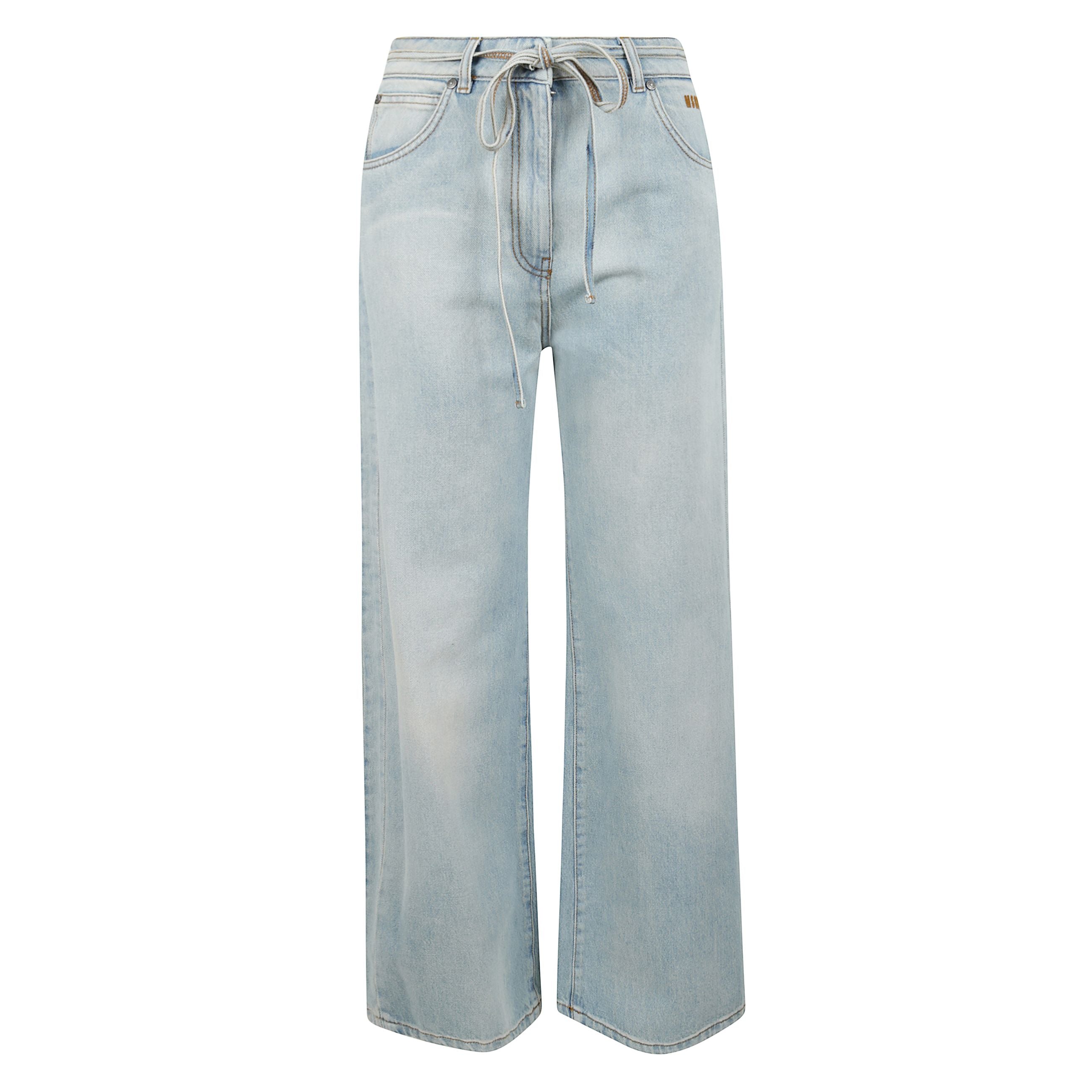 Pantalone a gamba ampia in denim di cotone lavato con cinturino coordinato in vita e logo msgm ricamato in contrasto di colore sul fianco. chiusura con zip e bottone metallico. modello cinque tasche. vestibilitÃ  oversize