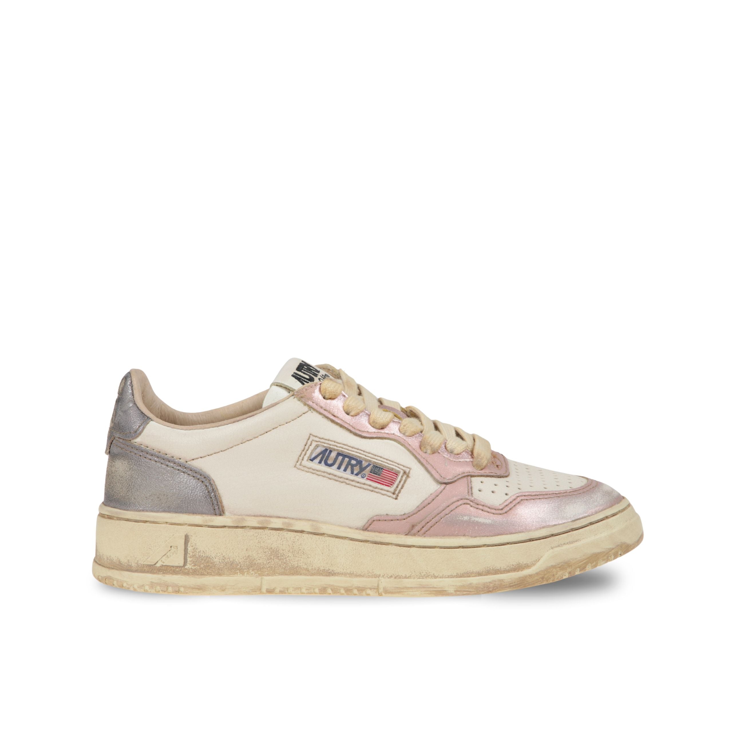 Sneakers autry medalist low super. struttura in pelle effetto vintage con inserti in pelle color rosa e grigio lavagna. talloncino coordinato con il tallone.