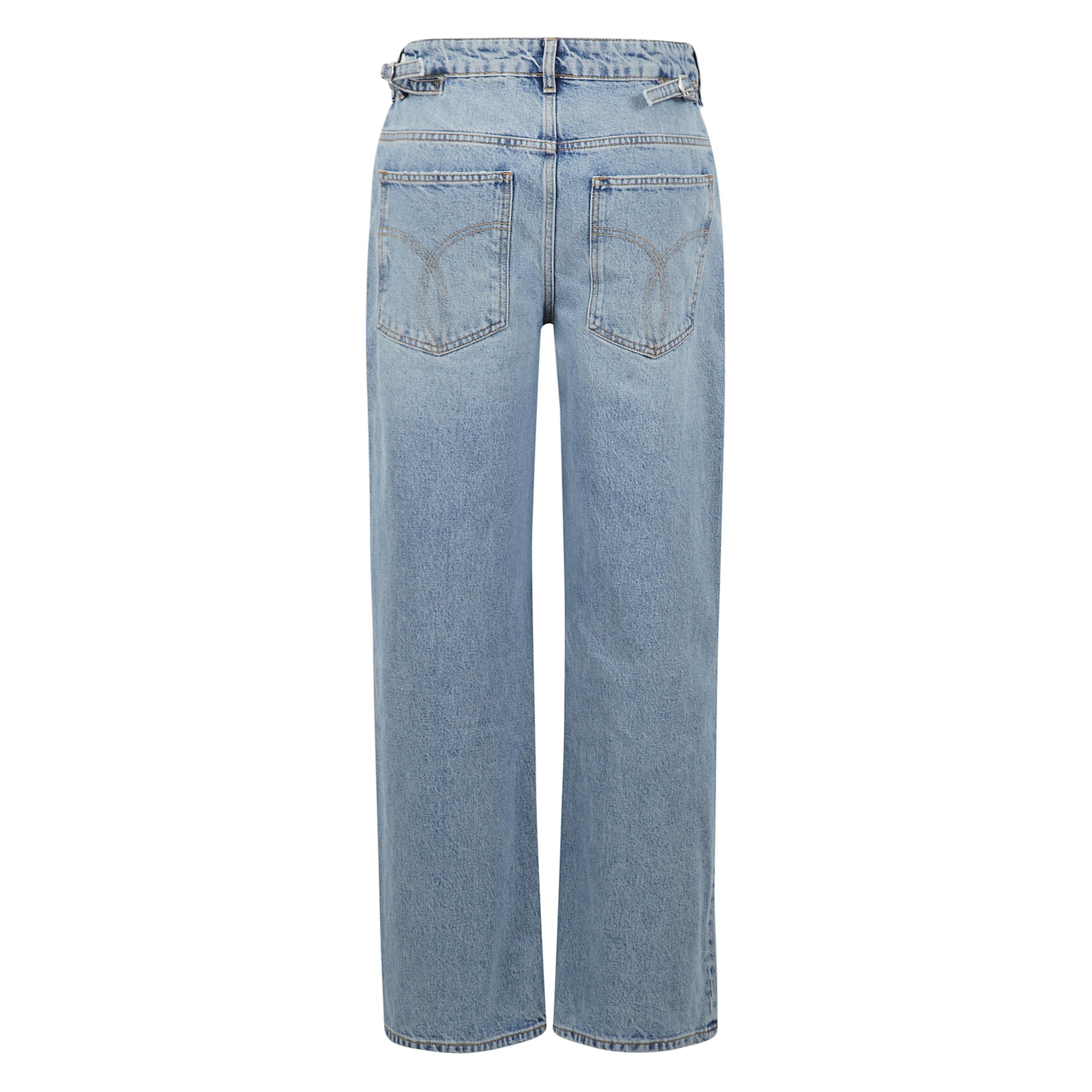 Jeans baggy in un lavaggio azzurro chiaro. i jeans hanno una vestibilitÃ  a vita media, un design a 5 tasche, una cintura con passante e una chiusura con bottone e cerniera