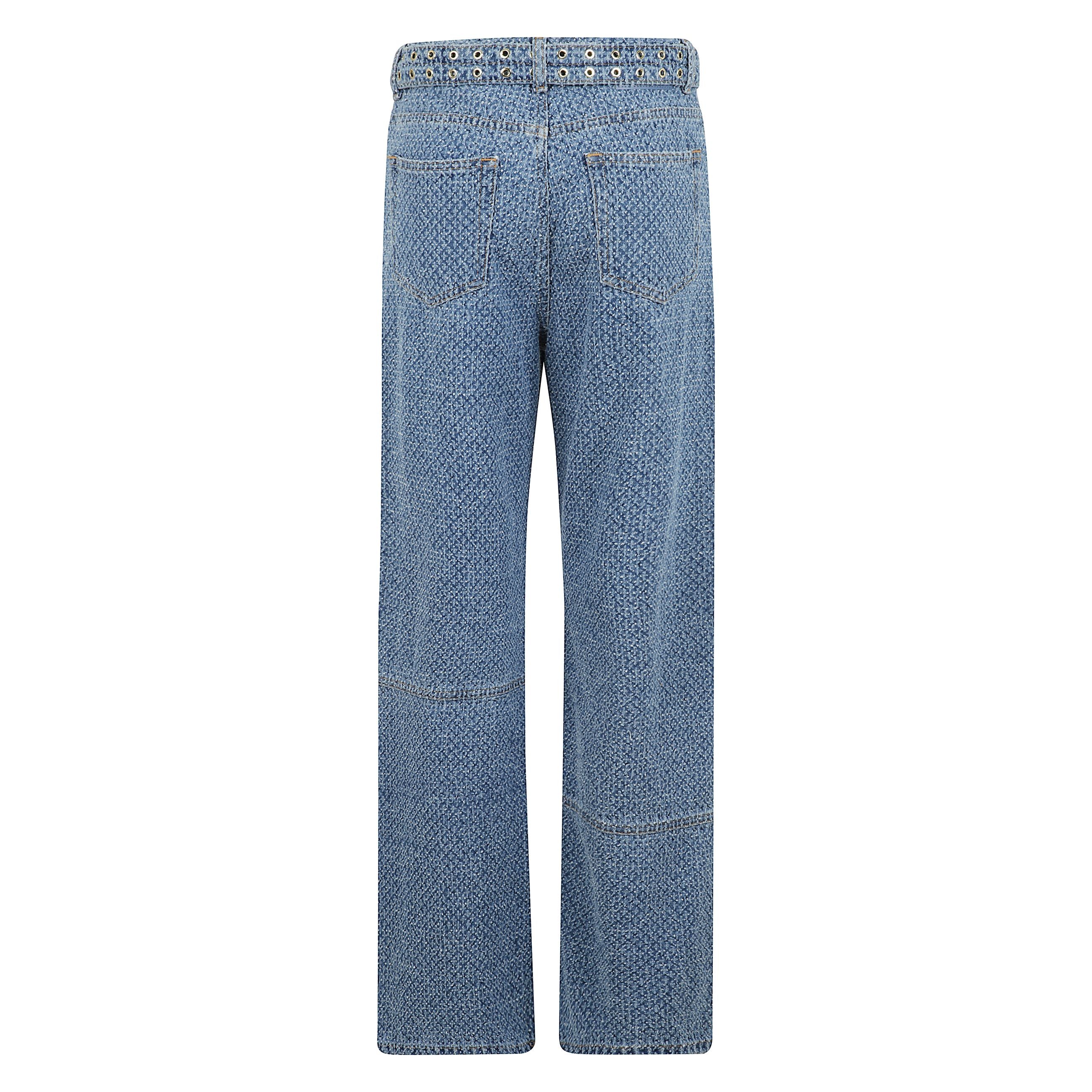 Jeans in denim testurizzato presenta una chiusura con cerniera e bottone, 5 tasche, passanti per cintura, toppa con logo ganni sulla tasca posteriore e dettaglio cintura.