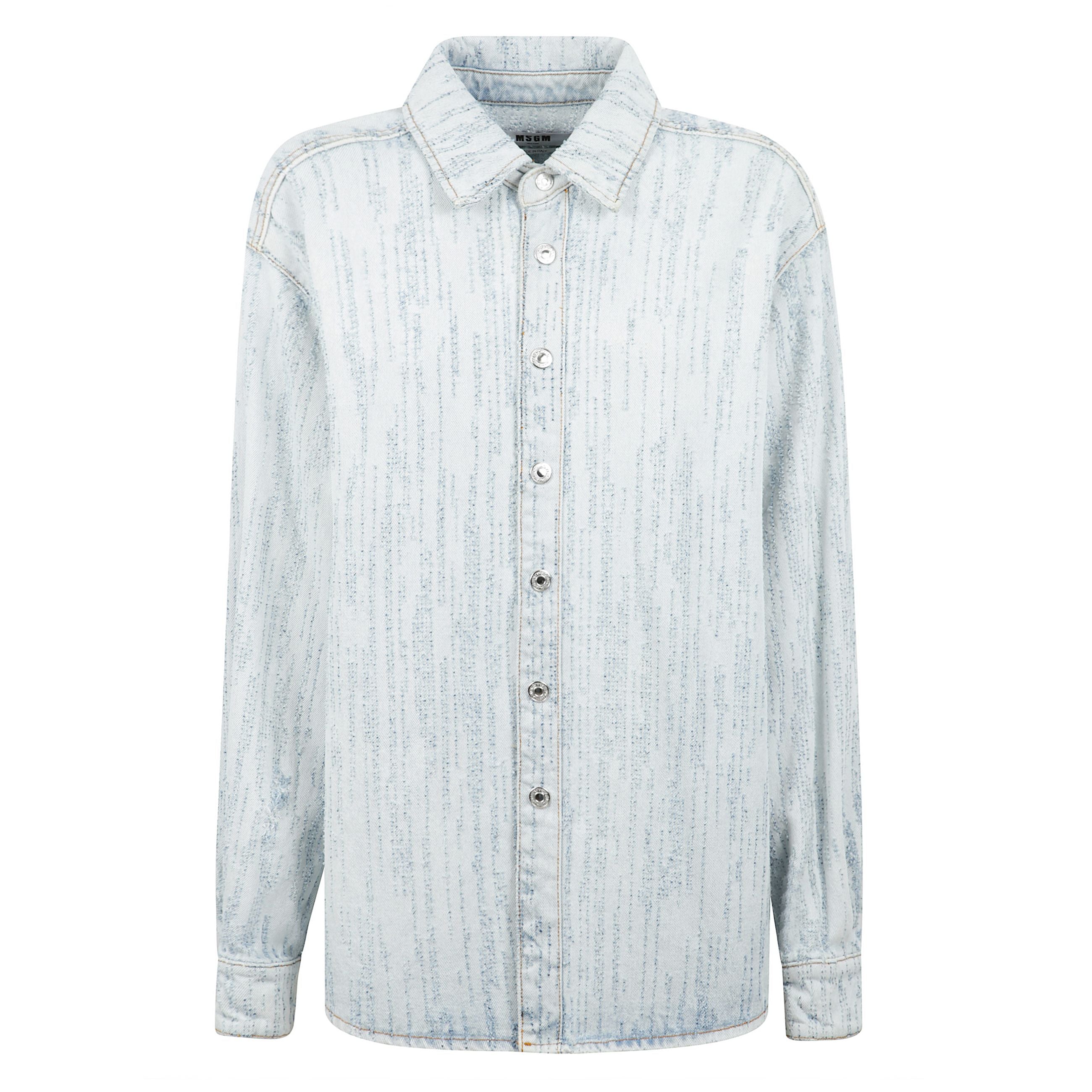 Camicia in denim di cotone slavato effetto destroyed con logo ricamato in contrasto di colore sul retro. colletto classico e chiusura anteriore con bottoni metallici. maniche lunghe con polsini e bottoni. orlo stondato. vestibilitÃ  regular.