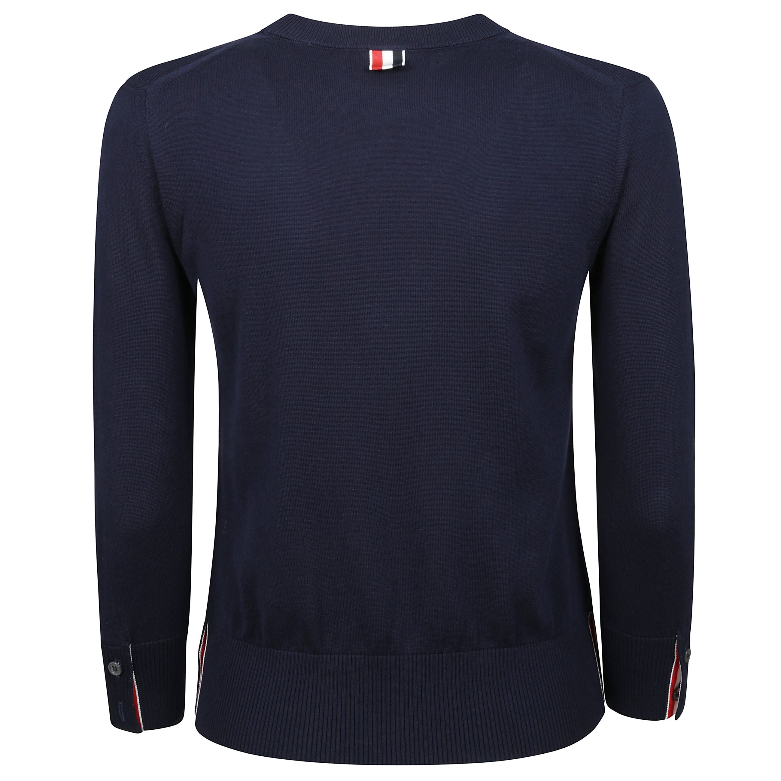 Il maglione di thom browne Ã¨ un perfetto esempio di stile distintivo, che fonde eleganza e dettagli originali. il girocollo a costine, i polsini e l'orlo a costine offrono una base sofisticata e comoda, mentre le bande bianche a contrasto sul colletto ag