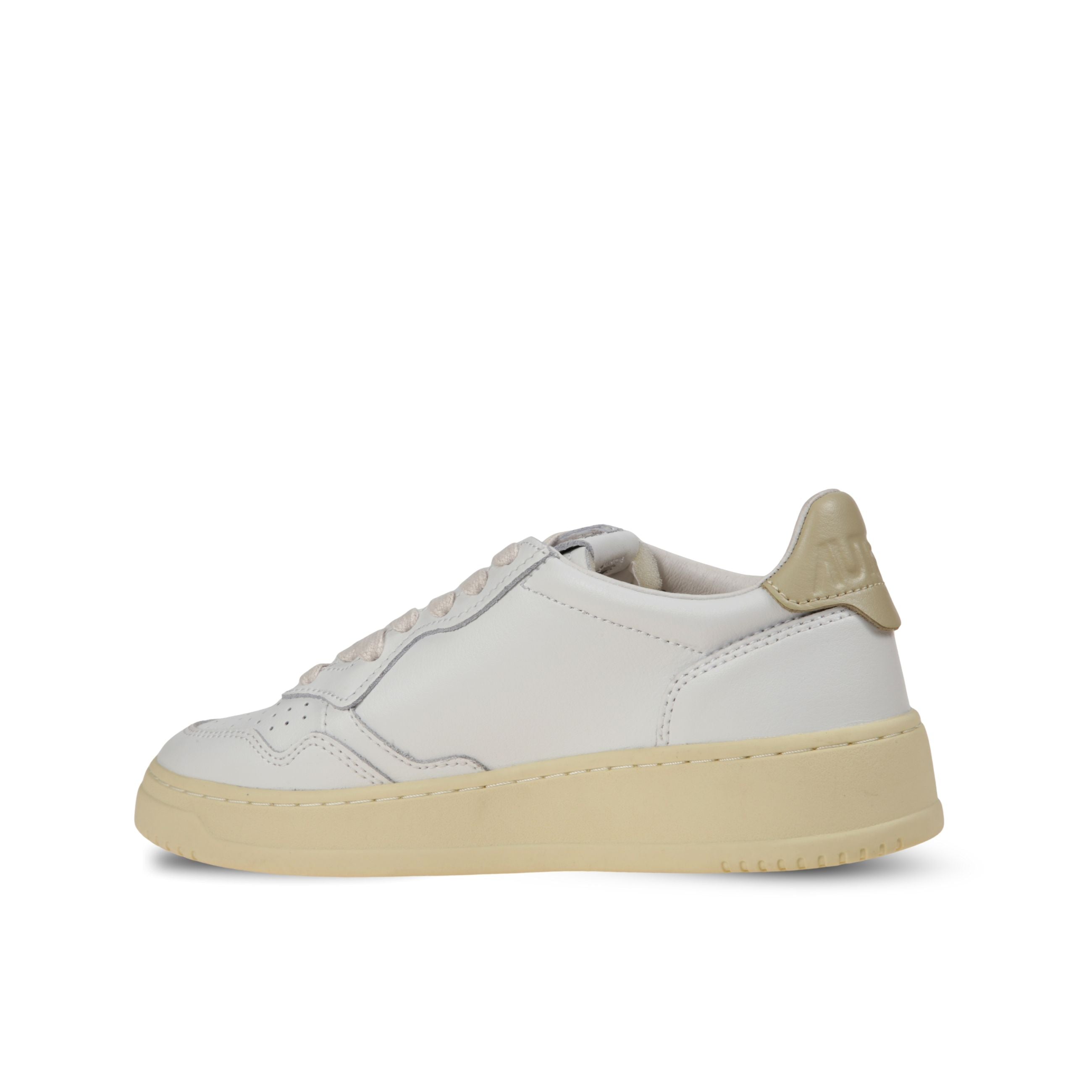 Sneakers autry medalist low. design in pelle con microfori sul davanti. talloncino in pelle a contrasto.