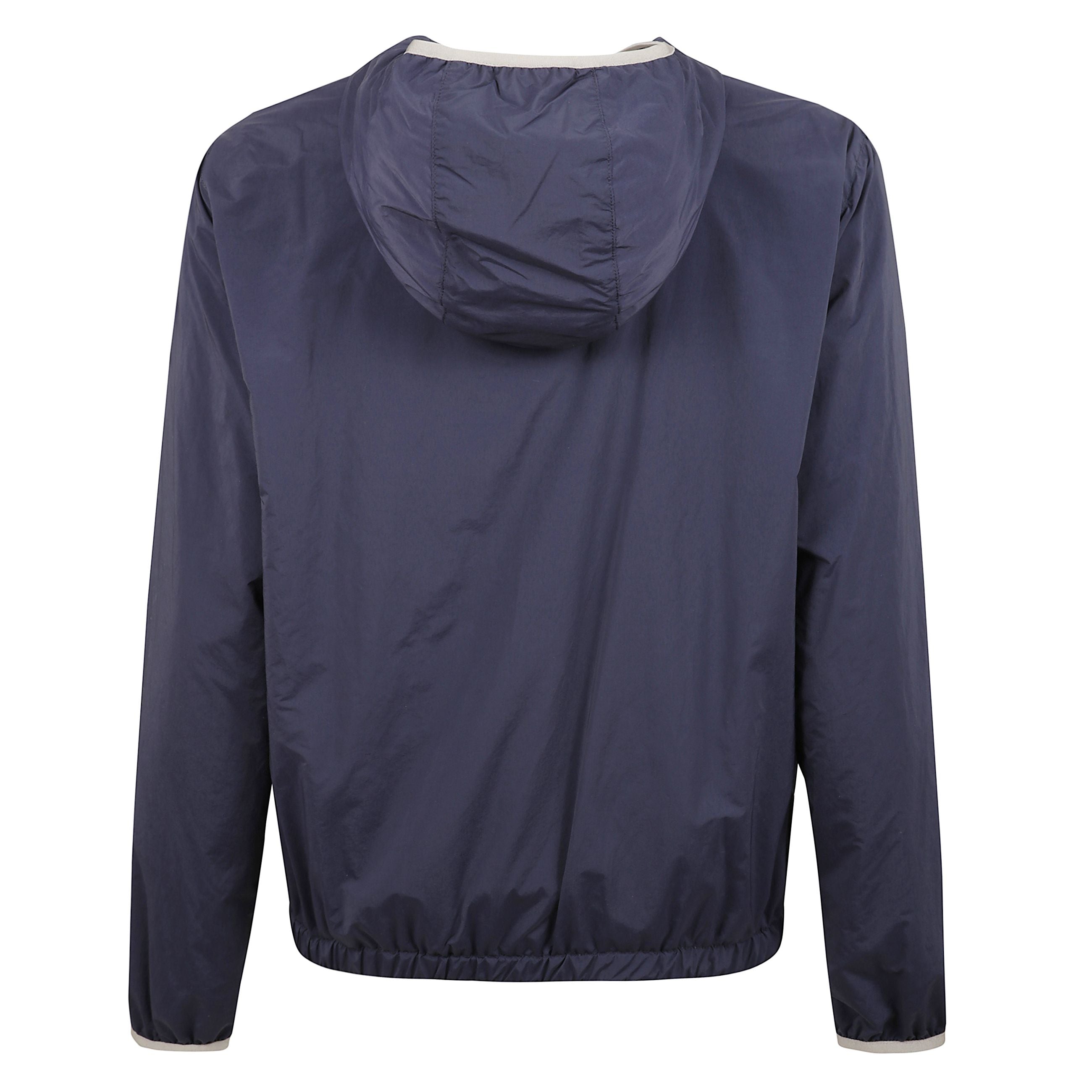 Giacca a vento, chiusura frontale con zip, cappuccio, due tasche laterali a filetto e applicazione sulla manica con logo