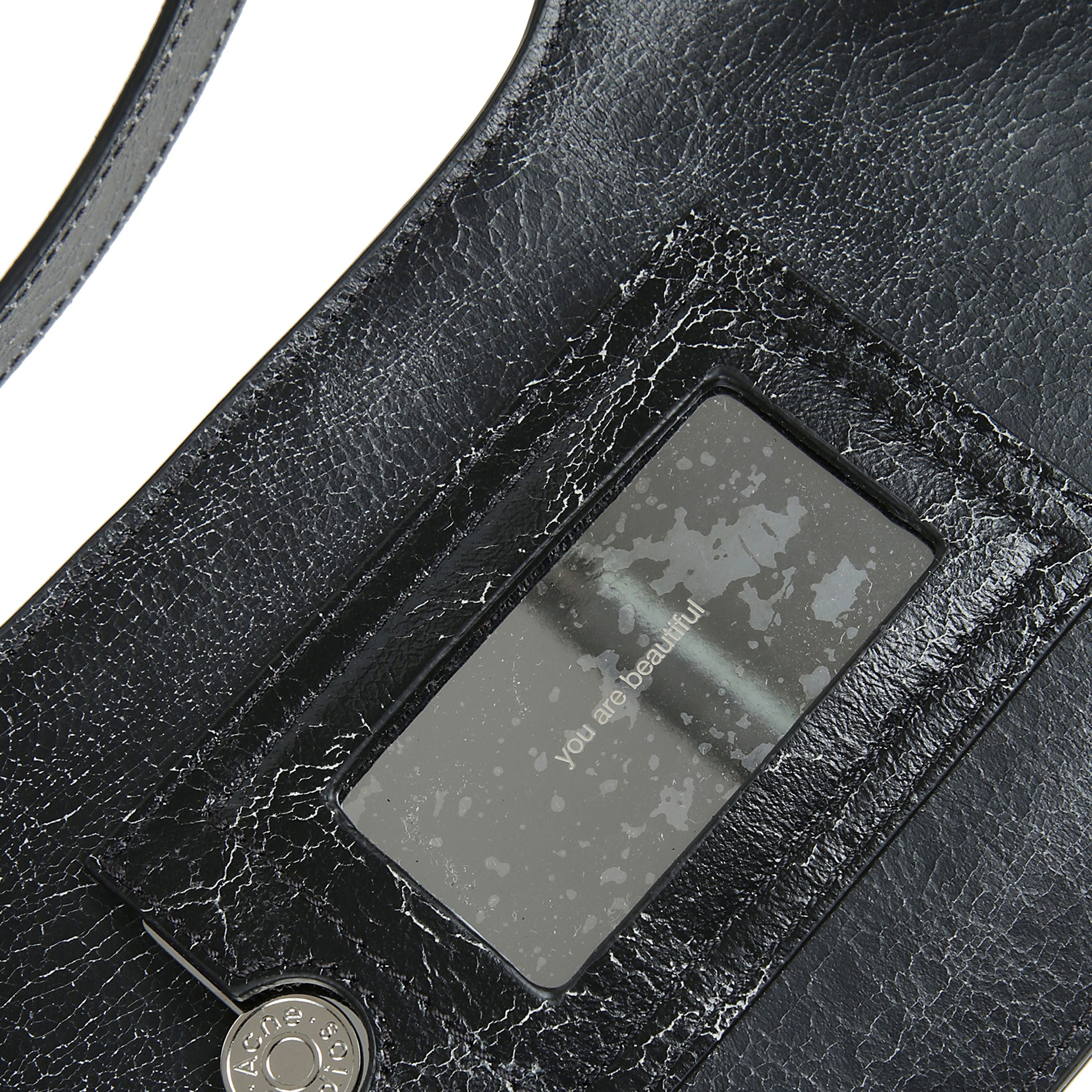 La borsa a spalla mini platt presenta una silhouette piatta minimalista, una parte superiore leggermente ricurva con pieghe a fisarmonica strutturate su lati e base. in pelle effetto screpolata. toppa con logo acne studios in pelle sul lato anteriore e sp