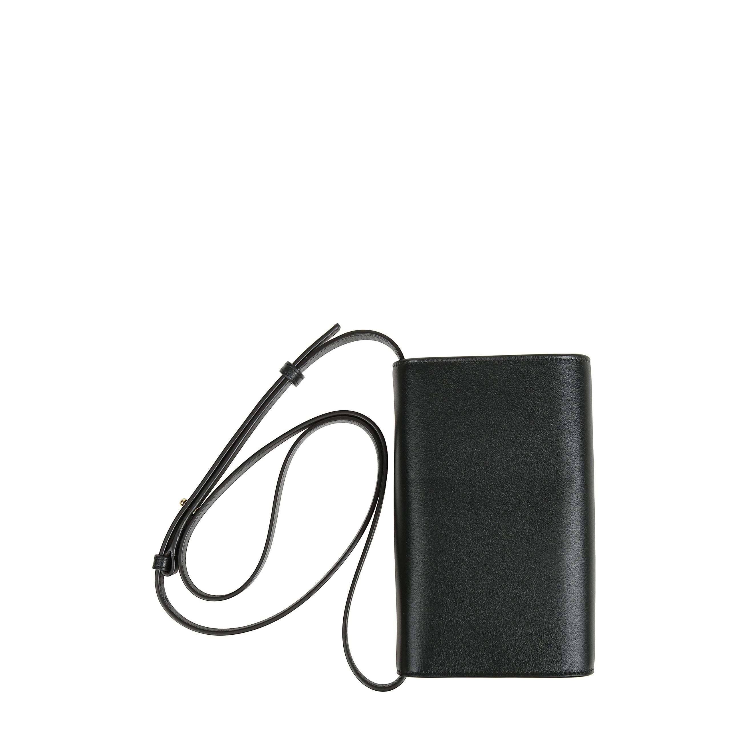 Pochette trunkaroo in pelle di vitello liscia. design dalle dimensioni ridotte con tracolla scorrevole, rimovibile e regolabile. chiusura con patta frontale sagomata, caratterizzata da due mezze sfere in metallo dal forte impatto visivo. interno foderato 