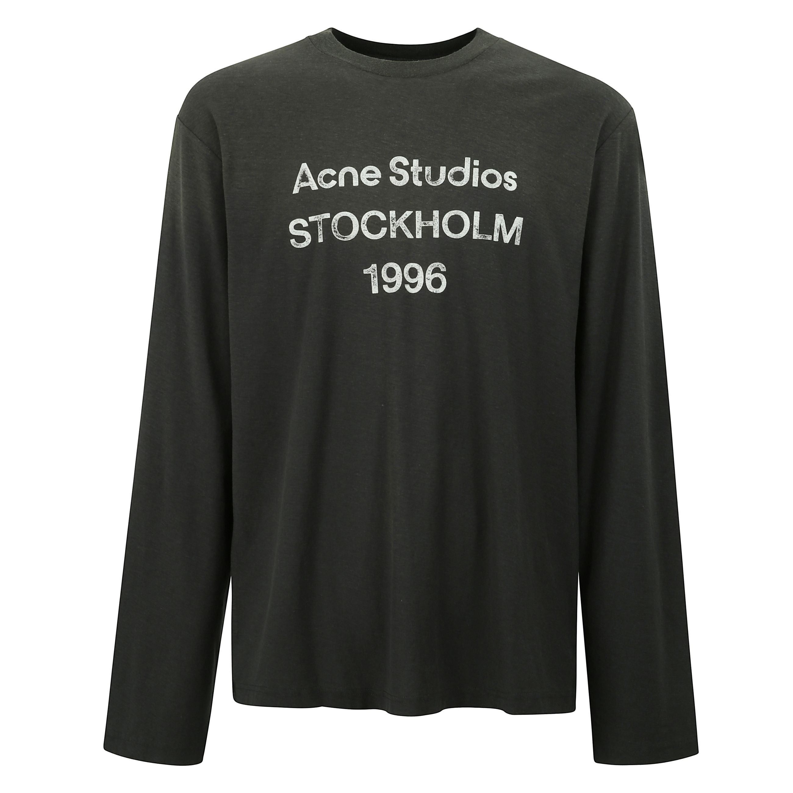 Maglia a maniche lunghe con ispirazione urban-street. realizzata in morbido cotone, si distingue per il design pulito e la scollatura a girocollo. le spalle cadute garantiscono comfort e disinvoltura, mentre il logo aggiunge un tocco caratteristico senza 