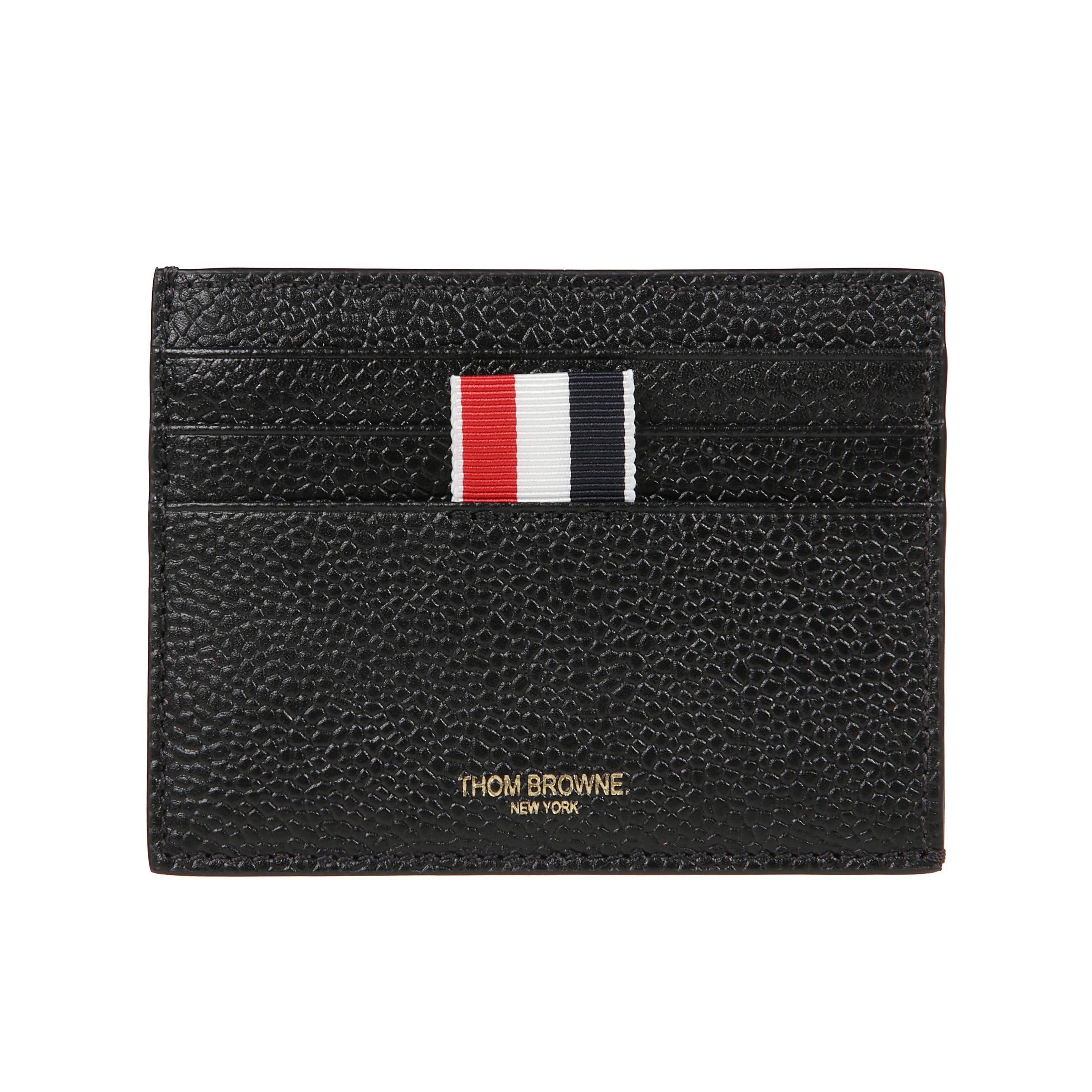 Portacarte in pelle martellata. tre scomparti per carte su entrambi i lati e uno per banconote. logo thom browne stampato in lamina d'oro sul fronte. passanti in grosgrain a righe sul fronte.