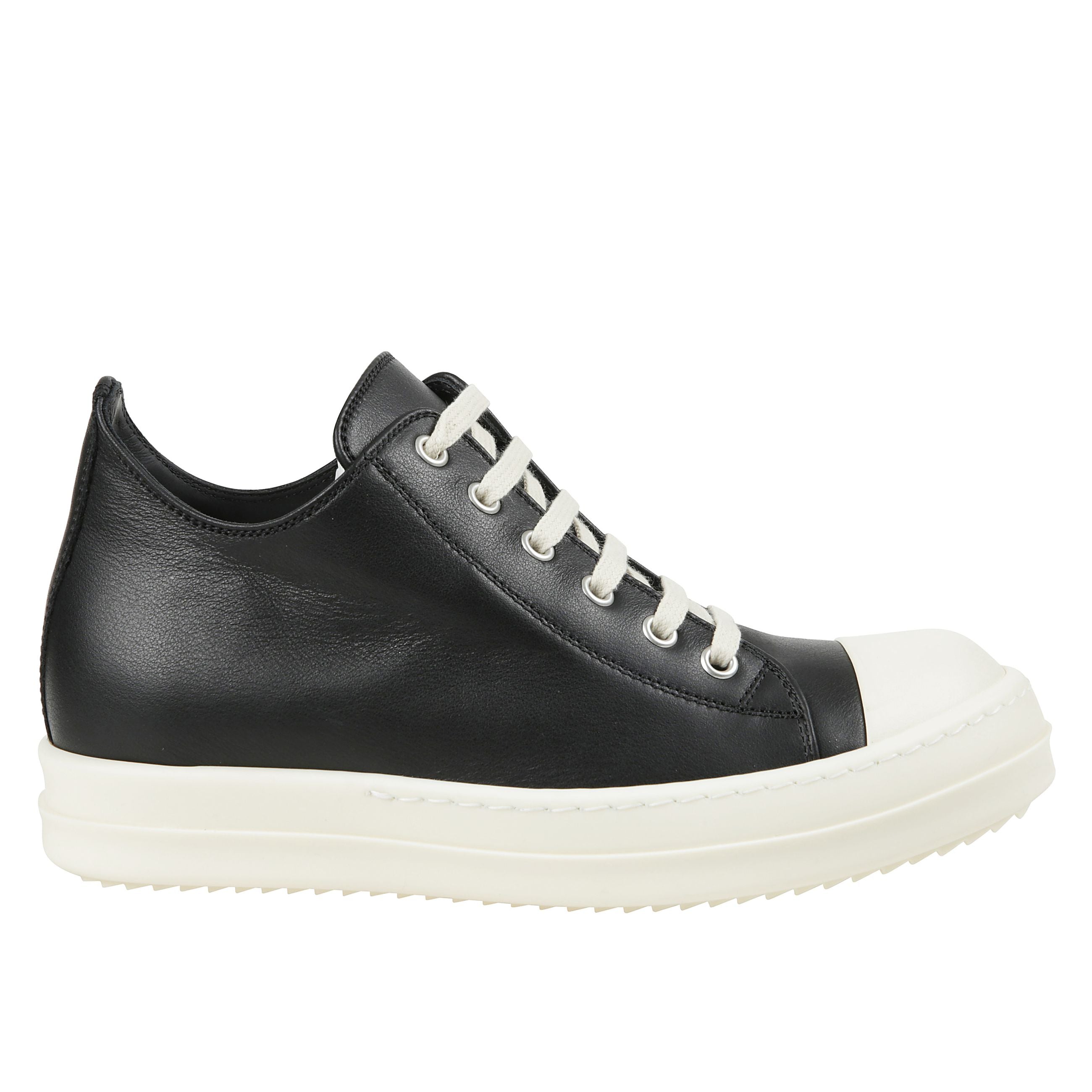 Sneakers low-top in pelle. punta tonda in gomma rinforzata. allacciatura frontale con occhielli in metallo. suola a cassetta in gomma con dente di squalo.