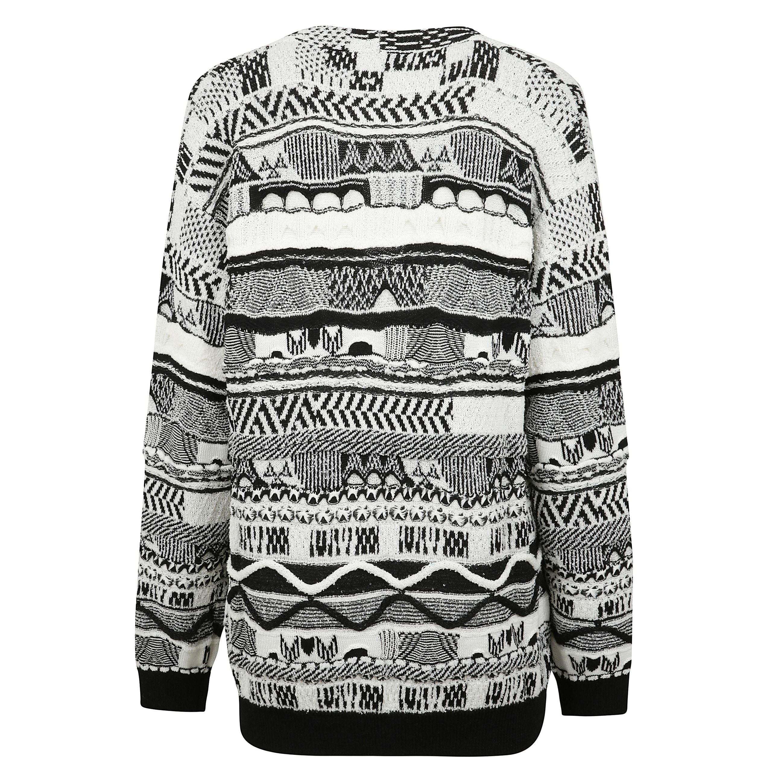 Cardigan che presenta una silhouette boxy con chiusura frontale senza bottoni.