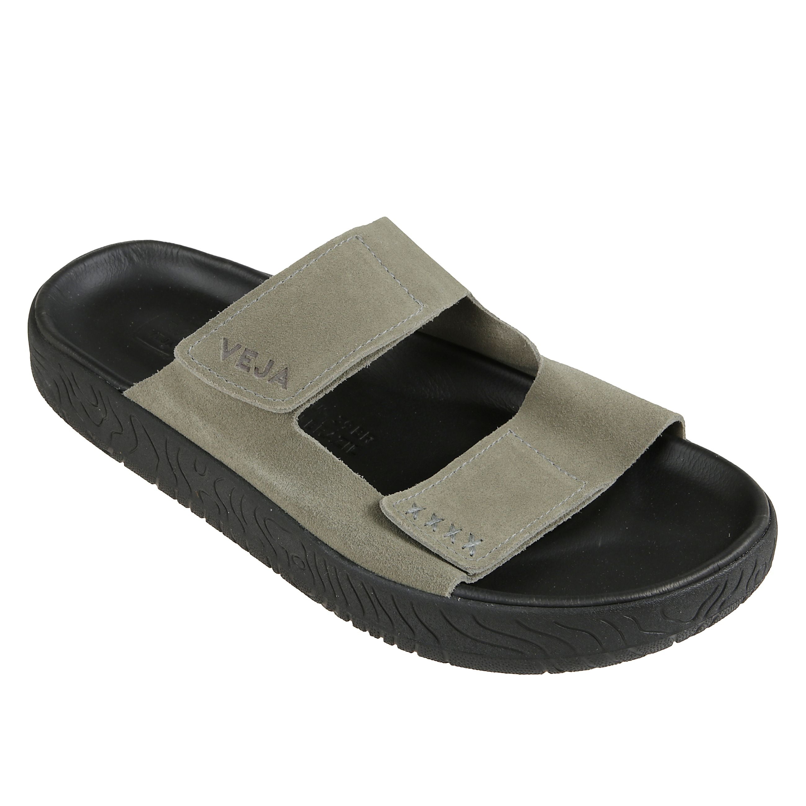 Veja presenta etna, il suo primo sandalo in camoscio, levigato per ottenere un aspetto morbido ed elastico. progettato con cinghie regolabili a strappo e le sue linee topografiche con la tomaia minimalista creano una silhouette pulita e suggestiva.