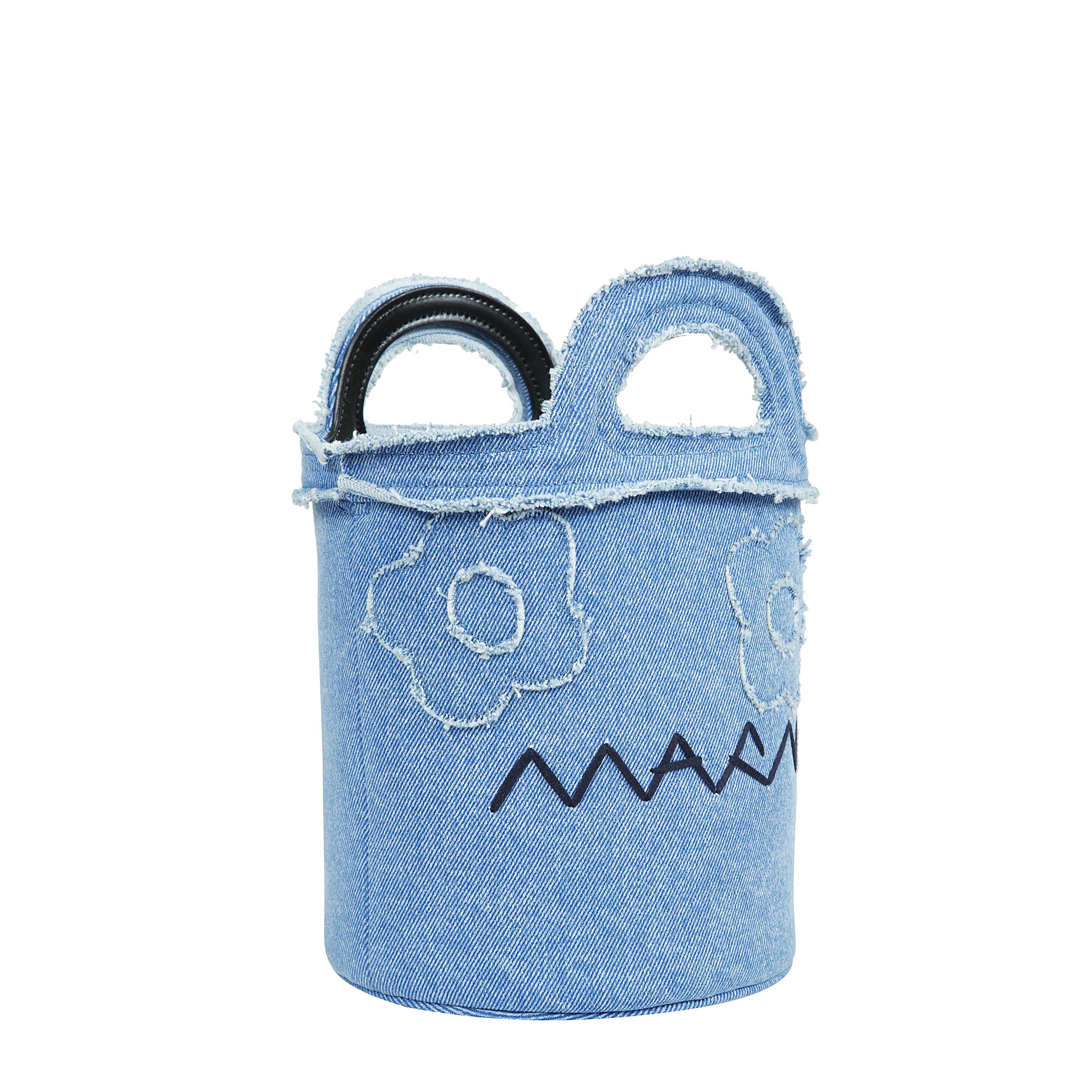 Borsa a secchiello realizzata in denim caratterizzata da logo ricamato a contrasto e ricami florali sulla parte frontale. ha due manici piatti in tessuto tonale e la tracolla amovibile regolabile in pelle, con chiusura mediante coulisse e l'interno fodera