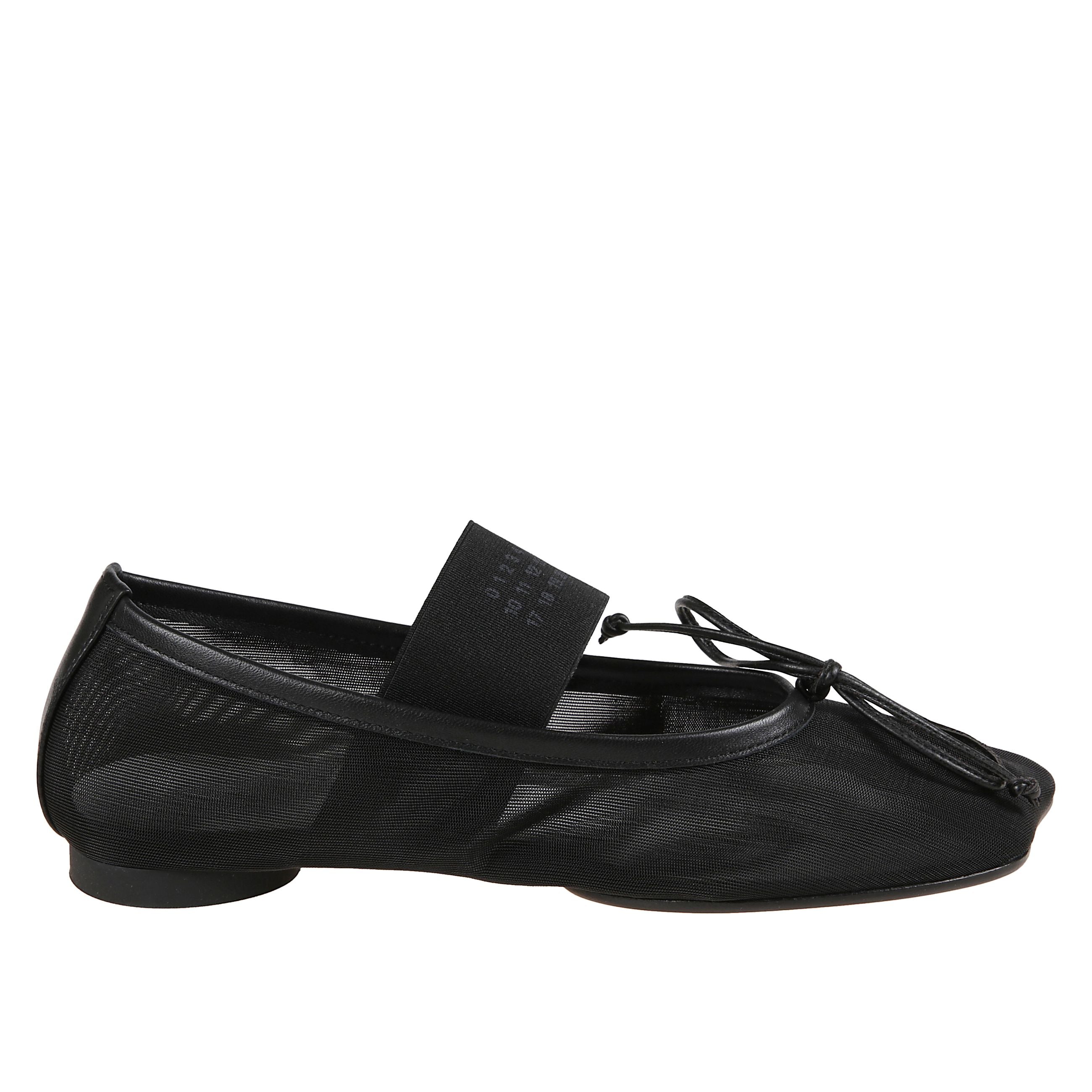 Ballerine eleganti in mesh nero. fascia elastica alla caviglia con logo numerico del brand maison margiela. tacco cilindrico tono su tono e fiocco frontale decorativo.