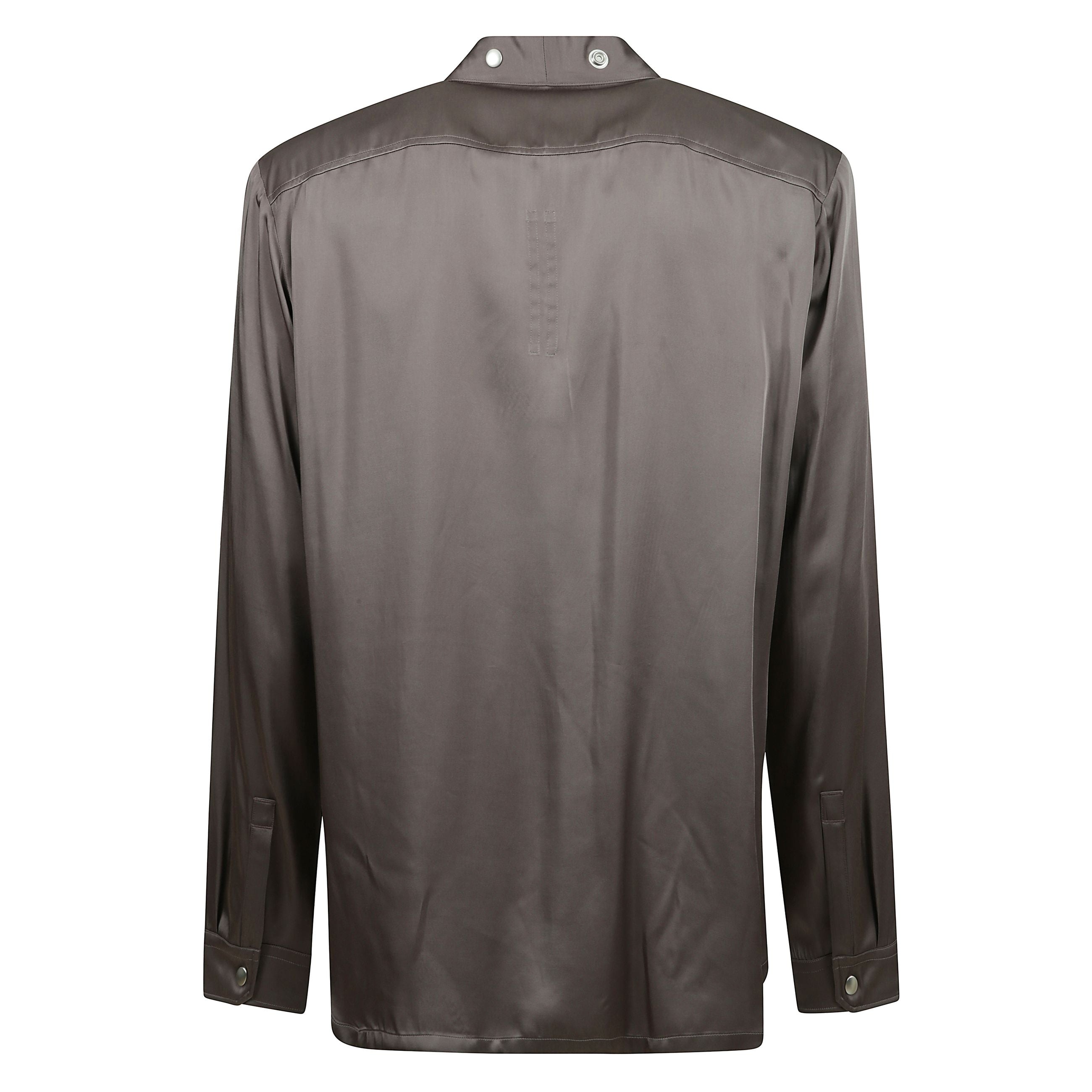 La camicia larry fogpocket di rick owens ss25 hollywood, realizzata in tessuto charmeuse lavato, presenta una silhouette lunga fino all'anca con un profondo scollo a v e chiusure a scatto visibili.
include due tasche sul petto nebbia con aperture vertical