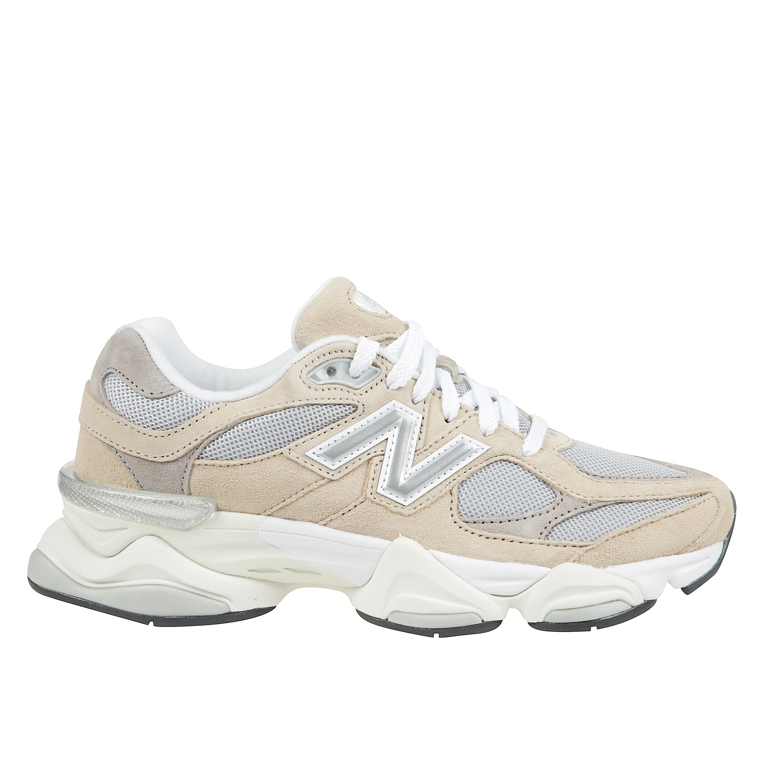 Scarpa lifestyle con tomaia in mesh con sovrapposizioni in pelle scamosciata, chiusura con lacci e dettagli logo