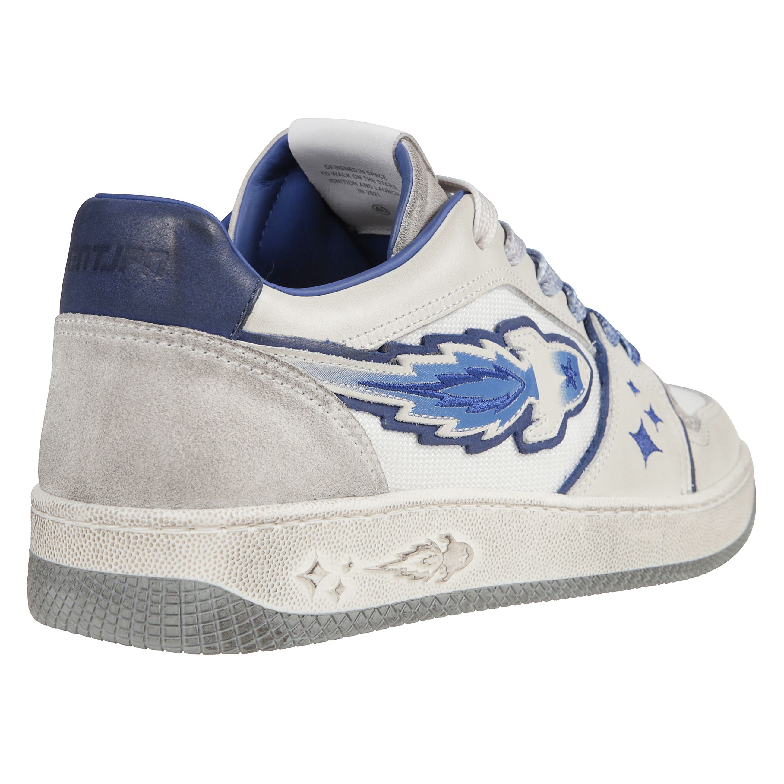 Sneakers con logo ricamato.