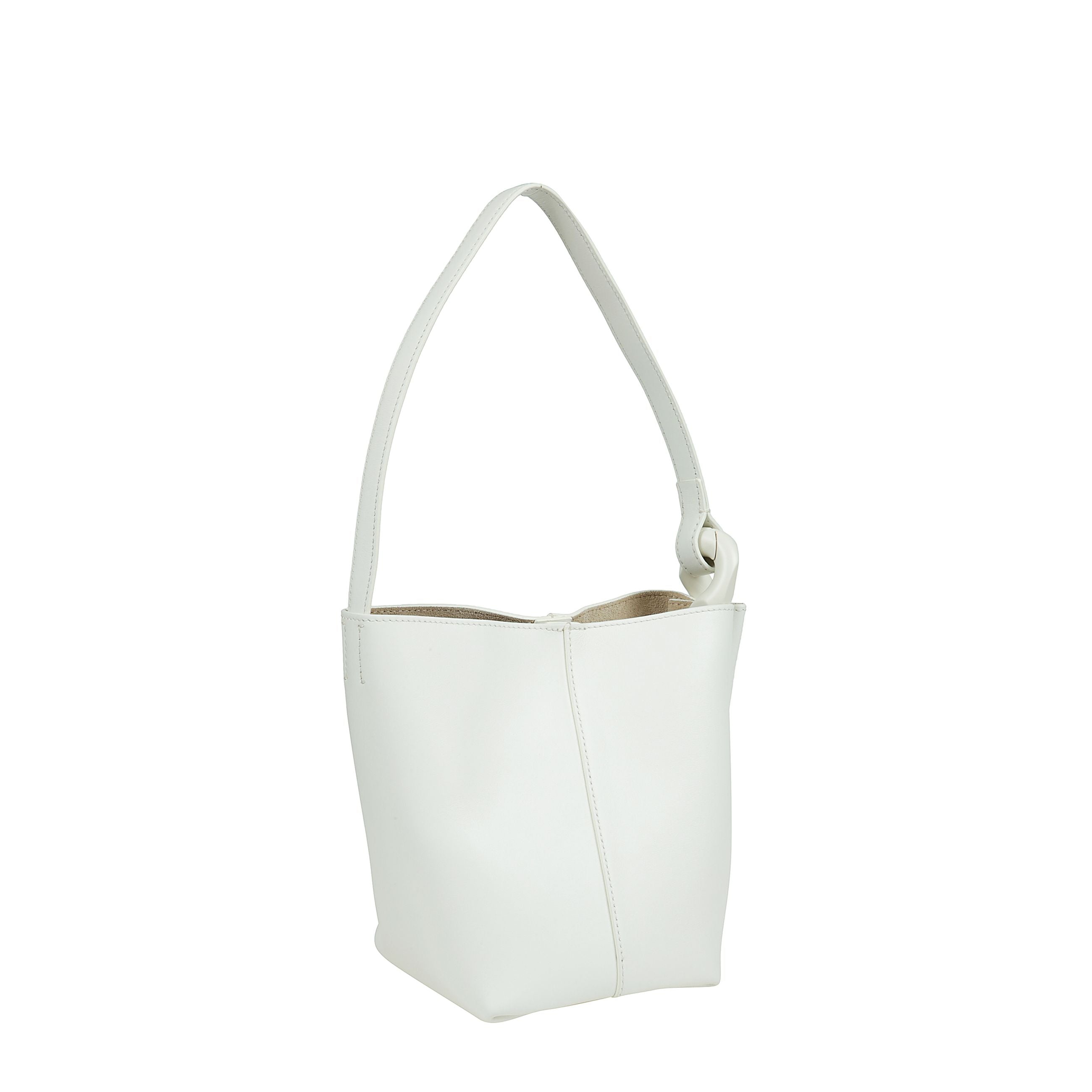 Borsa corner bucket small di jw anderson realizzata in pelle pieno fiore, ha scomparto unico e manico superiore con chain applicato con chiusura magnetica interna, dimensioni 20 x 15 x 14 cm.