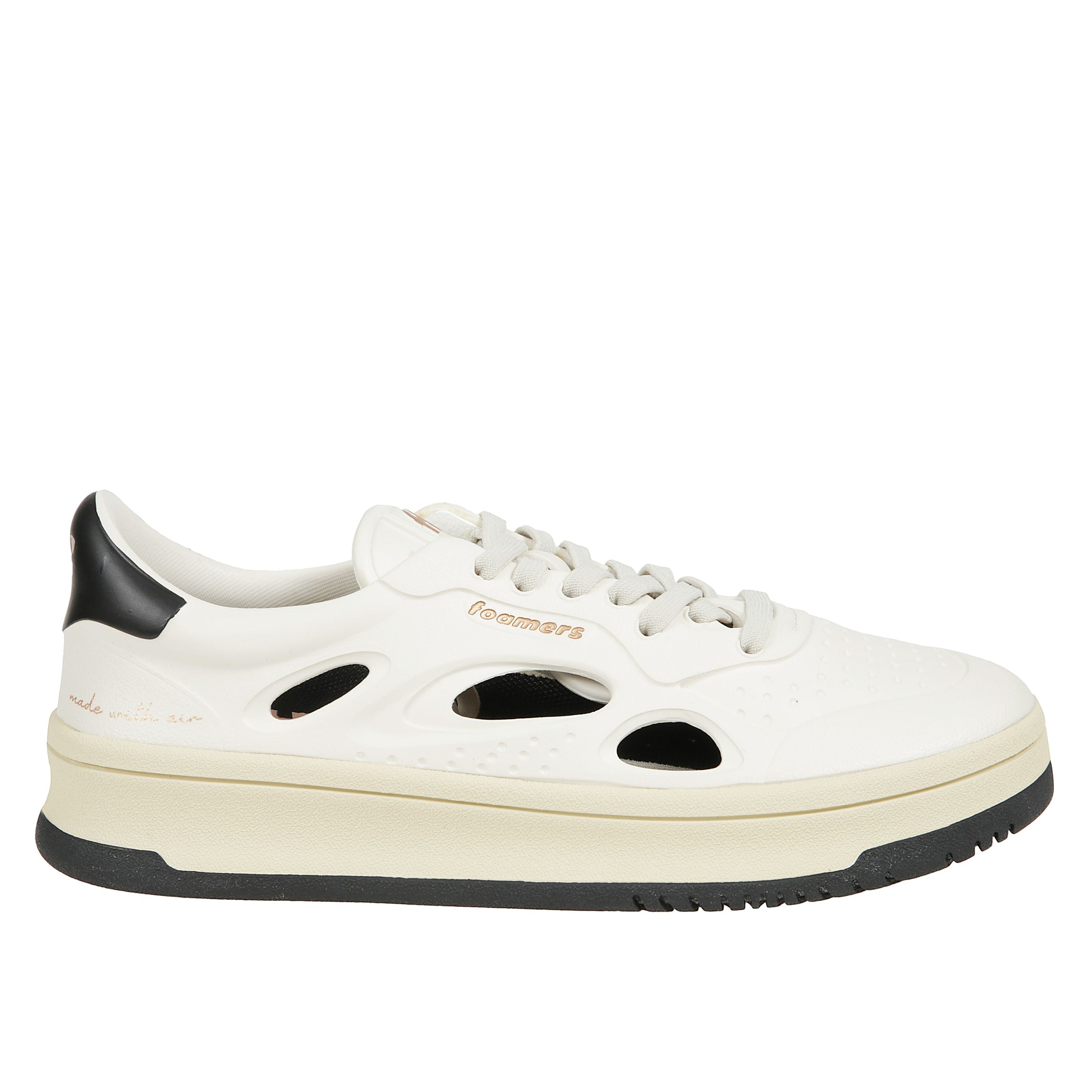 Sneakers foamers presentano la tomaia in pelle, la suola in gomma e il logo del brand sulla linguetta, sulla parte laterale e sul tallone, caratterizzate da un design innovativo con fori o aperture sui lati