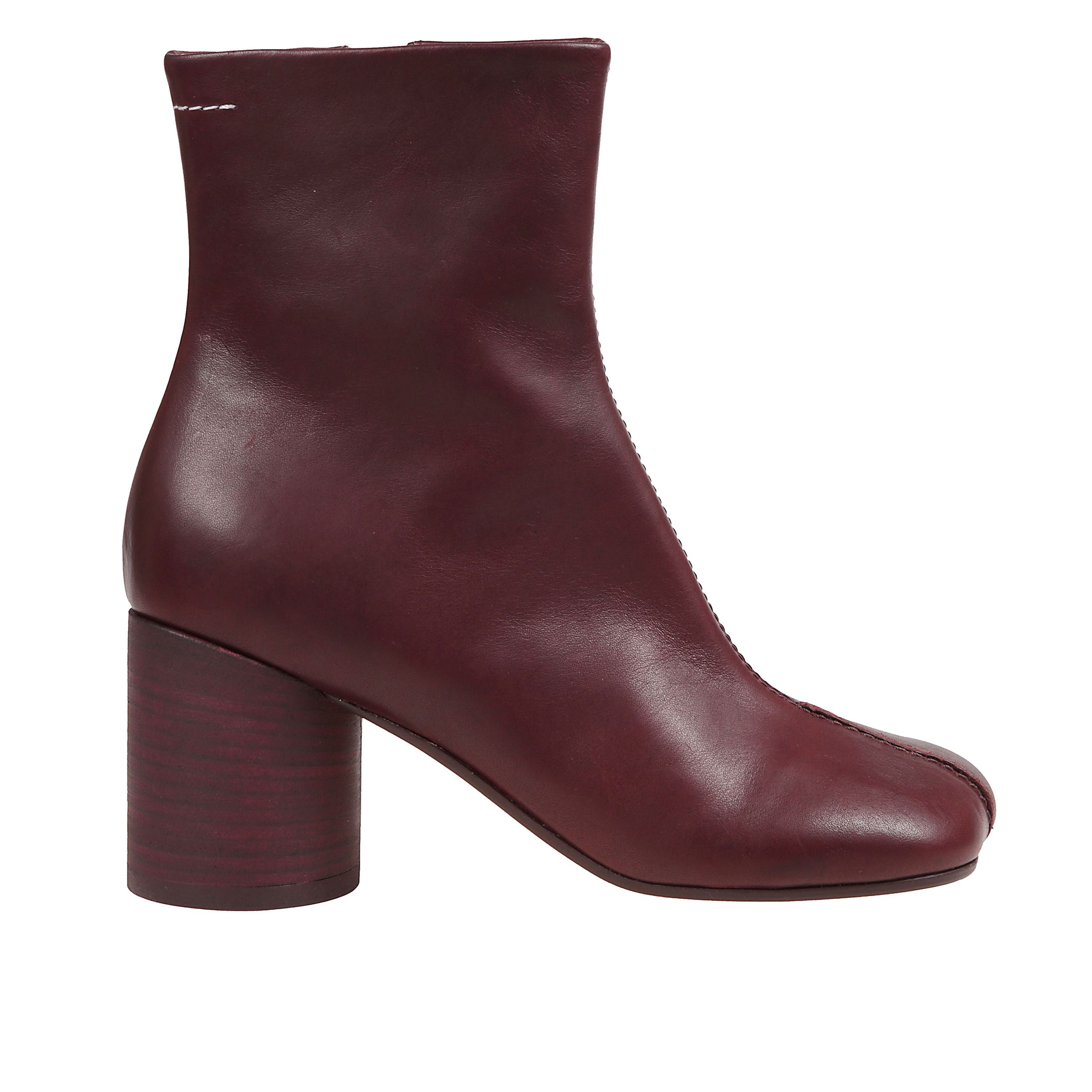 Stivaletto in pelle con punta anatomica. tacco a blocco sagomato e chiusura con zip laterale. impreziosito da lievi impunture bianche sul retro.