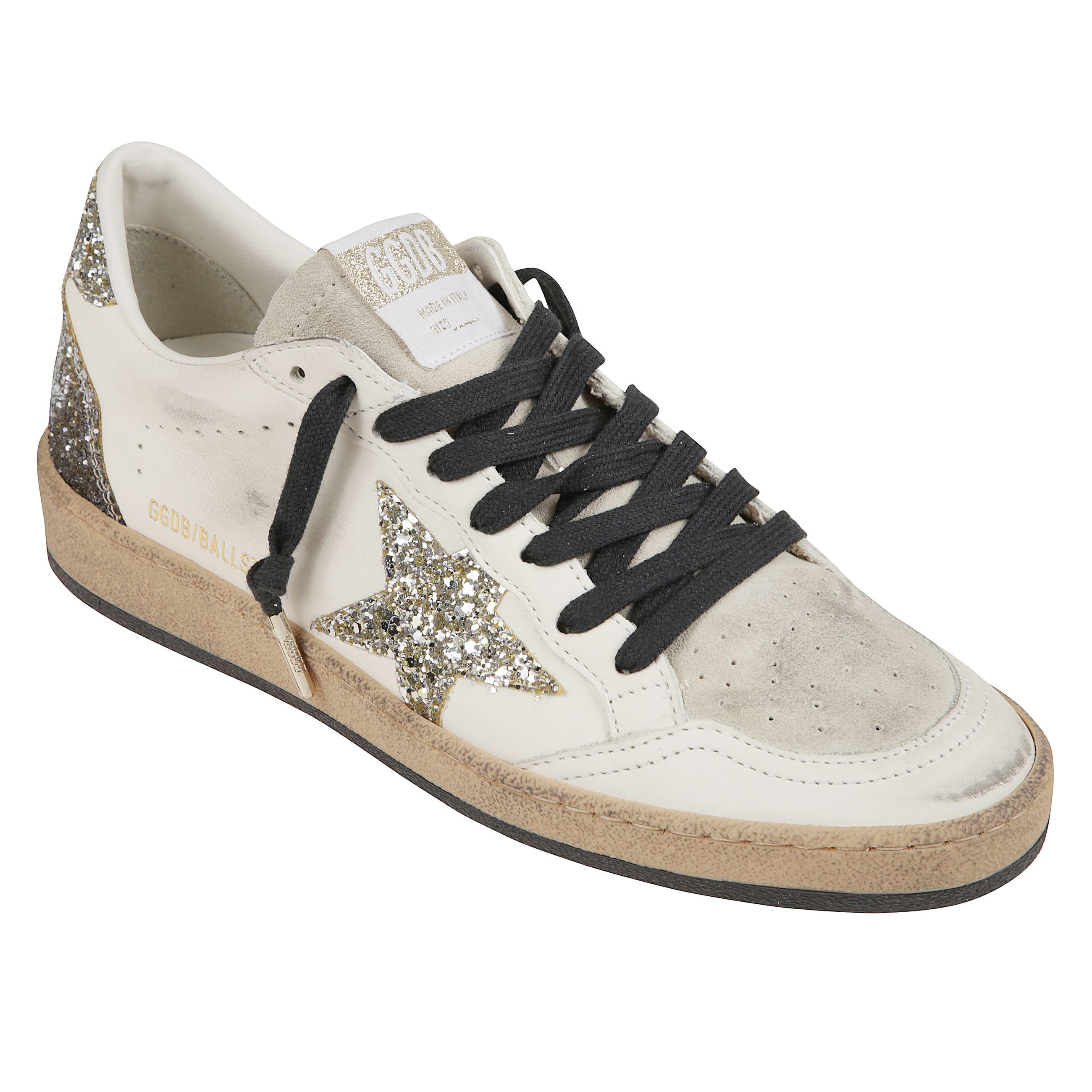 Sneaker in pelle con trattamento vintage. suola in gomma nera e lacci neri. stella in glitter argento sul lato. talloncino posteriore in glitter argento con scritta sneaker a contrasto. linguetta in suede e puntale con cappuccio in metallo.