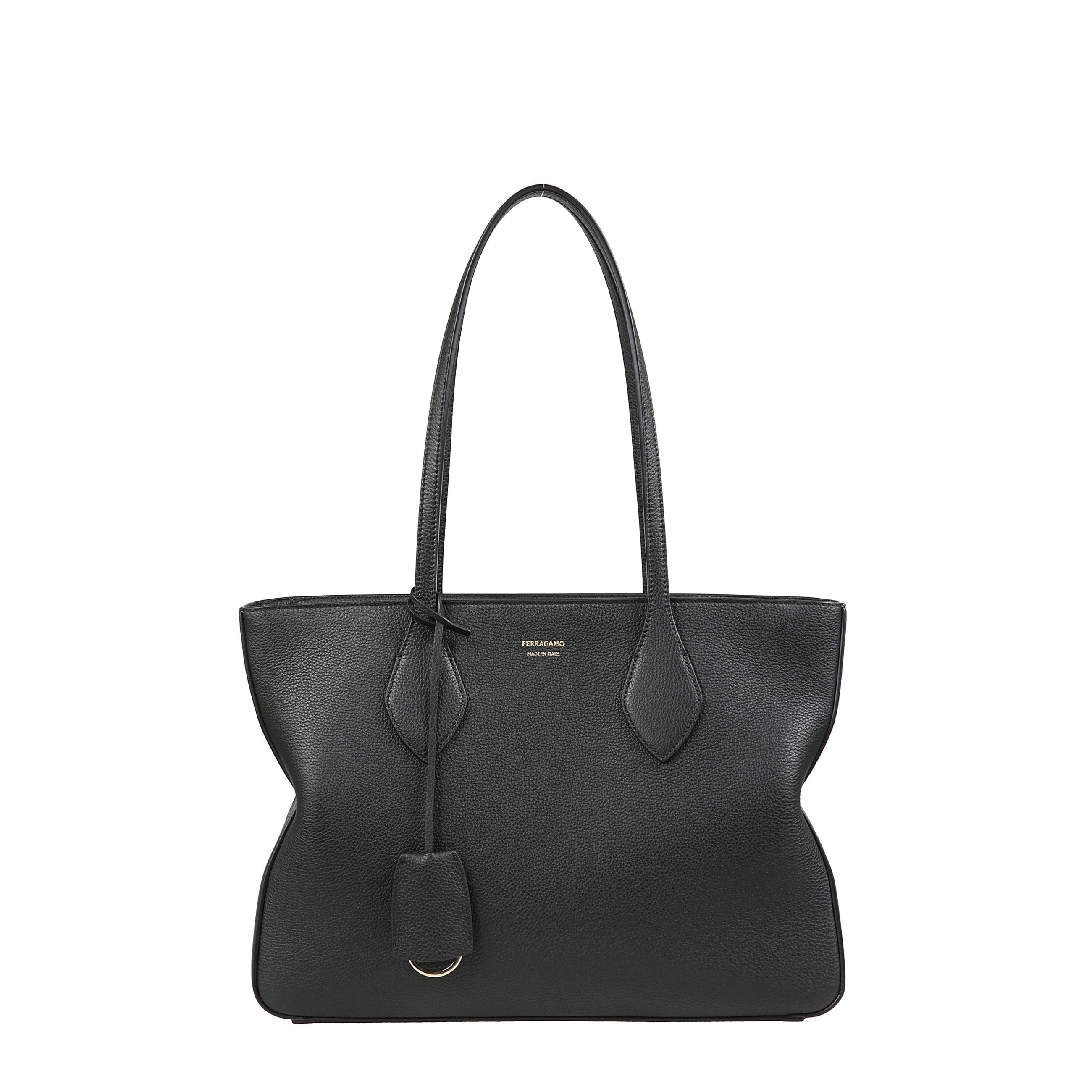 Tote bag (m) in pelle a grana  con due manici ricoperti in pelle ,targhetta dorata e charm portachiavi. presenta un interno foderato in tessuto e completato da tasca piatta.